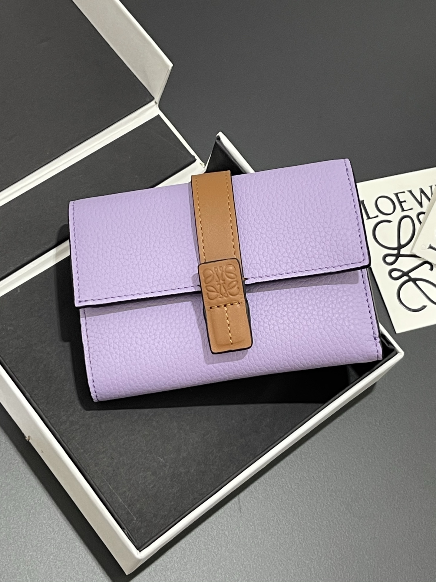 NO:813150,Small vertical wallet series wallets are made of soft textured piqué calfskin and contrasting calfskin. It has zipper pockets, card slots and slip pockets, and a button switch. It is exquisite and practical. Model number, size 12*8.5, Loewe wallet, loewe, wallets, cowhide19860909Small vertical wallet系列钱夹 选用质感柔软珠地小牛皮搭撞色小牛皮,内有拉链口袋、卡位及插袋,喼纽开关,精致、实用. 款号,尺寸12*8.5,罗意威钱包,loewe,wallets,cowhide,Wallet purse