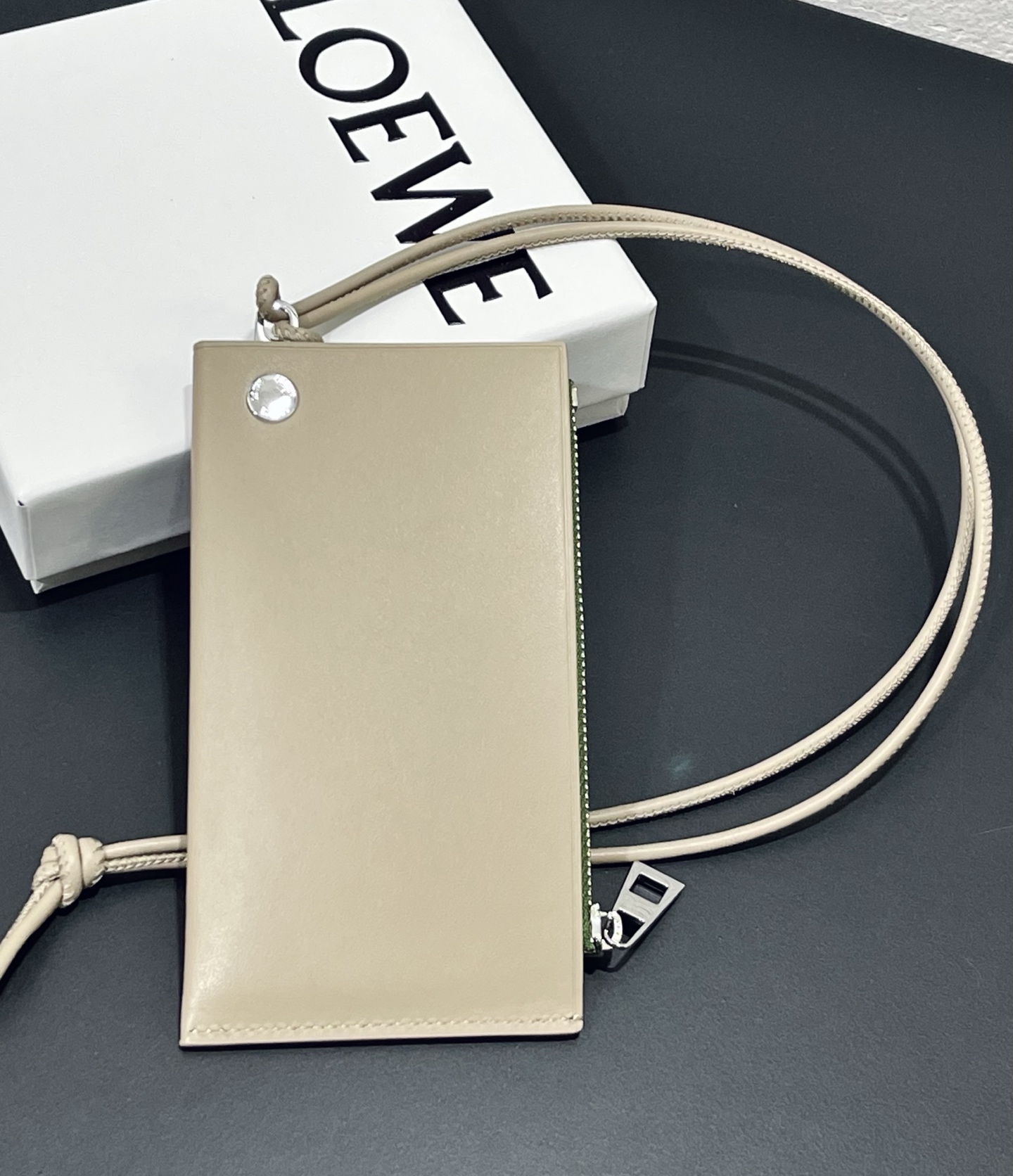 NO:813106,ebble slider hanging neck card holder made of color-blocked glossy cowhide, the outer card holder covers the inner compartment. Detachable lanyard, three card slots, one zipper compartment, model number 3812, size 14*7, Loewe wallet, loewe, wallets, cowhide19860909ebble slider 挂脖卡包 采用拼色亮面牛皮制成, 外层卡包套包覆内隔层. 可拆卸挂绳 三个卡位, 一个拉链隔层 款号3812 尺寸14*7,罗意威钱包,loewe,wallets,cowhide,Wallet purse