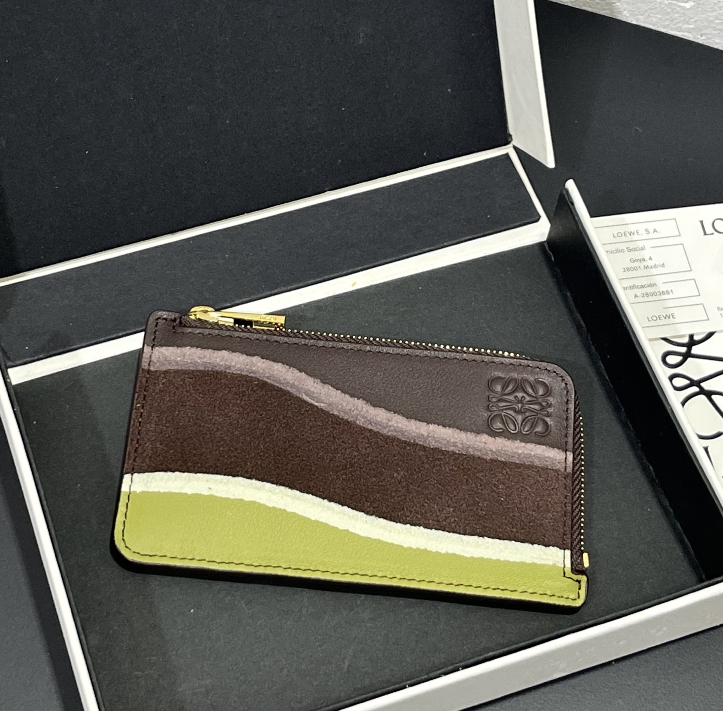 NO:813113,Landscae spliced ​​zipper card holder is made of calfskin and suede. This card holder is made by thinning, layering and laminating different leathers through complicated manufacturing processes. Four card slots and a zipper compartment. Style No. 3816. Please note that the curvature position of the splicing of the leather will be different, and there will be rubber bands or scars. Each one is unique, so please don’t disturb me if you mind!  ,Loewe wallet,loewe,wallets,cowhide,chamois leather19860909Landscae拼接拉链卡包 采用小牛皮拼绒面麂皮 此款卡包是将不同的皮经过铲皮削薄 层叠 压合等复杂制作工序. 四个卡位和一个拉链隔层 款号3816 注意铲皮拼接弧度位置会有所差异, 会皮筋或皮疤,每个都是独一无二的,介意者请勿扰！,罗意威钱包,loewe,wallets,cowhide,chamois leather,Wallet purse