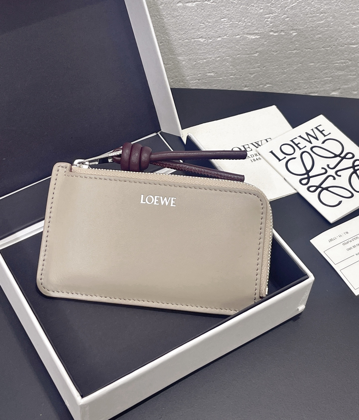 NO:813128,Satin nappa cowhide knot zipper small card holder, sheepskin lining, color-blocked knot pull tab, four card slots and zipper compartment. Style number 3836, size 13.57, Loewe wallet, loewe, wallets, cowhide, sheepskin19860909缎面纳帕牛皮绳结拉链小卡包,内里绵羊皮、拼色绳结拉牌,四个卡位和拉链隔层.款号3836尺寸13.57,罗意威钱包,loewe,wallets,cowhide,sheepskin,Wallet purse
