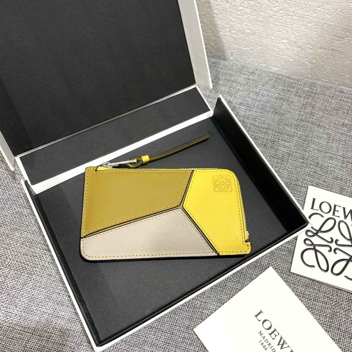 NO:813132,The uzzle coin cardholder spliced ​​zipper small card holder is made of soft calfskin multi-color splicing. It can insert cards and change, exquisite and fashionable. Style number 3722, size 13*7, Loewe wallet, loewe, wallets, cowhide19860909uzzle coin cardholder拼接拉链小卡包 选用质感柔软的小牛皮多色拼接,可插卡可放零钱,精致、时尚.款号3722,尺寸13*7,罗意威钱包,loewe,wallets,cowhide,Wallet purse