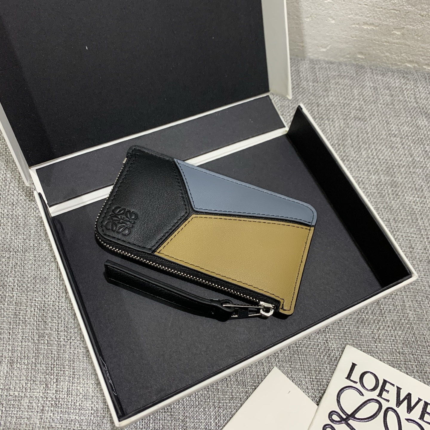 NO:813137,The uzzle coin cardholder spliced ​​zipper small card bag is shipped. It is made of soft calfskin multi-color splicing. It can insert cards and change. It is exquisite and fashionable. Model No. 3756, size 13*7.5, Loewe wallet, loewe, wallets, cowhide19860909uzzle coin cardholder拼接拉链小卡包出货,选用质感柔软的小牛皮多色拼接,可插卡可放零钱,精致、时尚.款号3756尺寸13*7.5,罗意威钱包,loewe,wallets,cowhide,Wallet purse