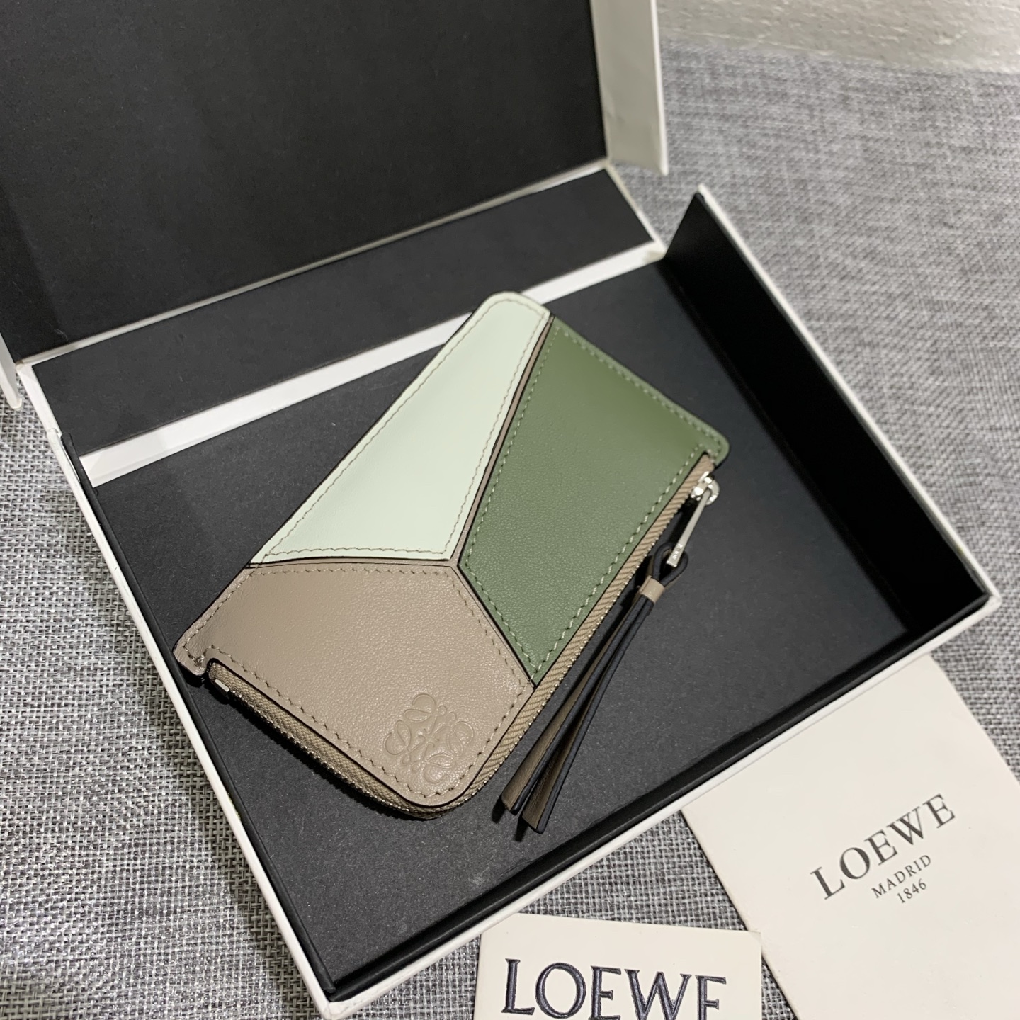 NO:813143,Zipper card holder color matching card holder is made of soft calfskin multi-color splicing, with calfskin lining. Its design features 3 credit card slots and zipper pockets. Its elegant and refined color is hard to put down. Style number 3726, size 13*7.5, Loewe wallet, loewe, wallets, cowhide19860909拉链卡包配色卡包 采用质感柔软小牛皮多色拼接,内里小牛皮,其设计特点3个信用卡位及拉链口袋.其优雅、脱俗的颜色,令人爱不释手.款号3726尺寸13*7.5,罗意威钱包,loewe,wallets,cowhide,Wallet purse