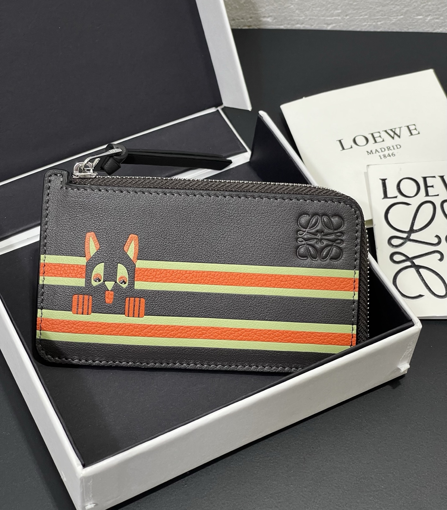 NO:813286,Limited edition LOEWE Louis Wain’s Futurist Cat co-branded zippered card holder!  Decorated with two-color stripes, leather-inlaid cat pattern, and letter print on the other side. Four card slots and zipper compartment. Style size 13*7.5 (note that the pattern is leather-inlaid, and gaps are normal), Loewe wallet, louis vuitton, loewe, loewe, wallets19860909限定款LOEWE Louis Wain的Futurist Cat 联名款拉链小卡包！ 饰有双色条纹, 皮革镶嵌的猫咪图案, 另一面饰有字母印花. 四个卡位和拉链隔层. 款号 尺寸13*7.5（注意图案是皮镶嵌的, 有缝隙属于正常）,罗意威钱包,louis vuitton,loewe,loewe,wallets,Wallet purse