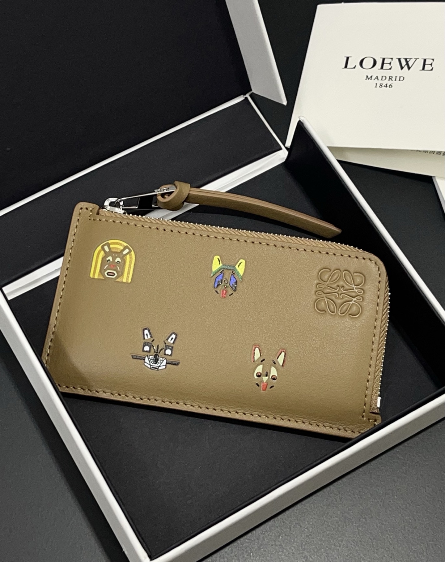 NO:813288,限定款LOEWE Louis Wain的Futurist Cat 联名款拉链小卡包！  The silk-screened kitten with 3D effect is decorated with letter printing on the other side. Four card slots and zipper compartment. Style size 13*7.5 (note that the pattern is silk-screened, so the color of each batch will inevitably be slightly different, please do not take photos if you mind), Loewe wallet, louis vuitton, loewe, loewe, wallets19860909限定款LOEWE Louis Wain的Futurist Cat 联名款拉链小卡包！ 饰有3D效果的丝印小猫另一面饰有字母印花. 四个卡位和拉链隔层. 款号尺寸13*7.5（注意图案是丝印的, 所以每批次的颜色不可避免有点差异, 介意者勿拍）,罗意威钱包,louis vuitton,loewe,loewe,wallets,Wallet purse