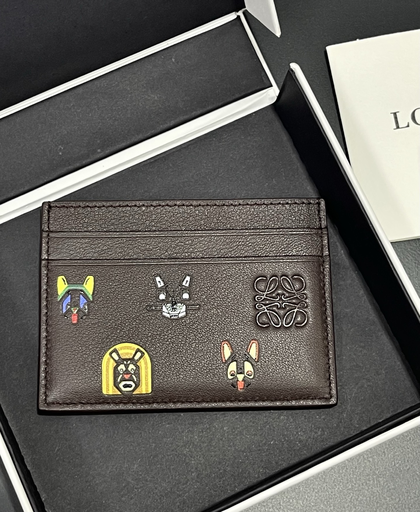 NO:813292,Limited edition LOEWE Louis Wain co-branded card holder!  Dark brown cowhide + fun cat pattern, childlike and artistic. Inspired by the anthropomorphic cats of British illustrator Louis Wain!  Style number 3827 size 107.5, Loewe wallet, louis vuitton, loewe, loewe, wallets, cowhide19860909限定款LOEWE Louis Wain联名卡包！ 深棕色牛皮+趣味猫咪图案,童趣又有艺术感.灵感源自英国插画师Louis Wain的拟人猫咪！ 款号3827尺寸107.5,罗意威钱包,louis vuitton,loewe,loewe,wallets,cowhide,Wallet purse