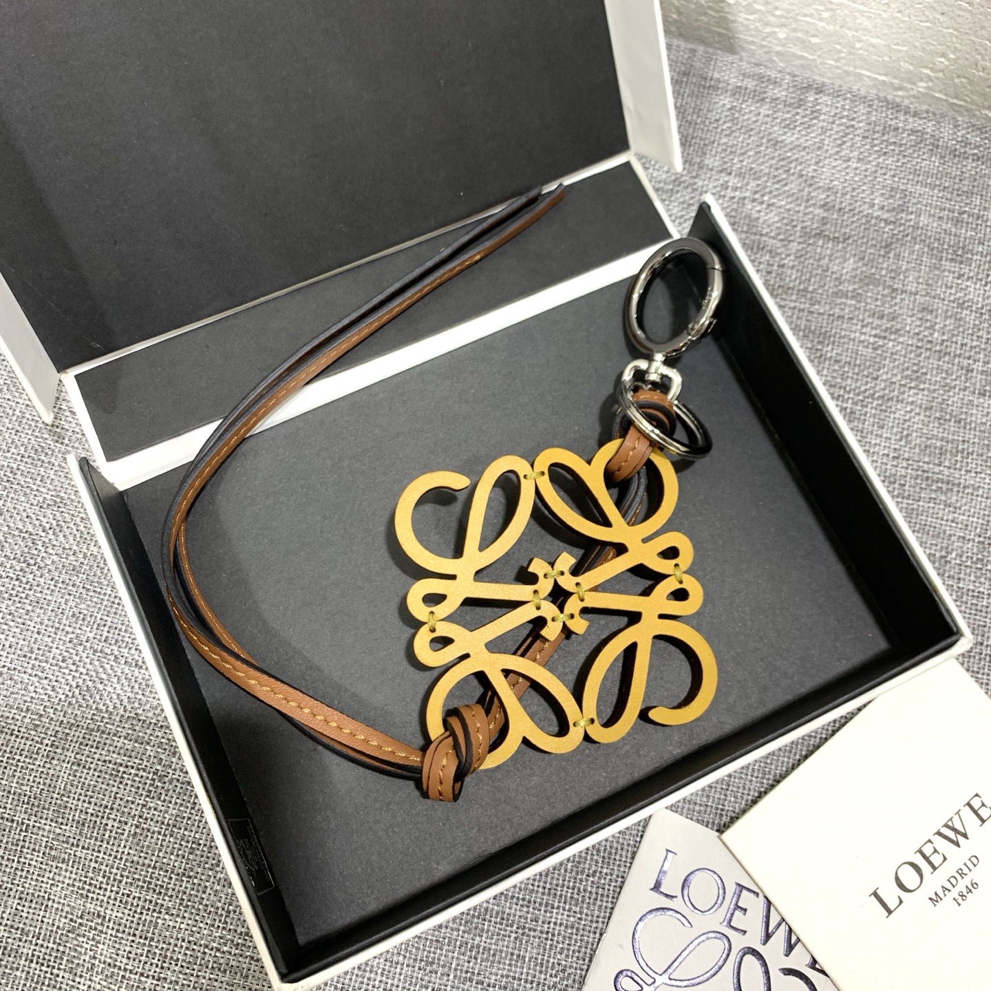 NO:813369,The large logo pendant is in contrasting colors and can be hung on keys or bags. It is fashionable and exquisite. Style No. 319, Loewe wallet, loewe, wallets19860909大Logo挂饰 选用撞色搭配,可挂钥匙、可挂于包包,时尚、精致.款号319,罗意威钱包,loewe,wallets,Wallet purse