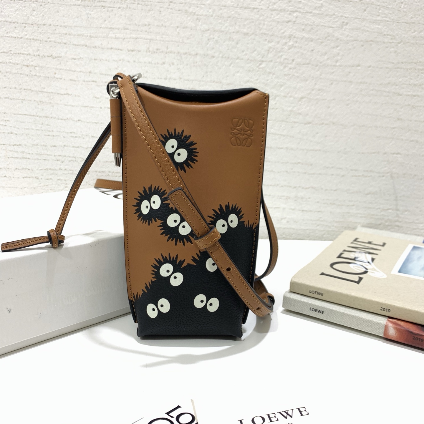 NO:813380,The limited edition 'gate ocket' dust elf series is made of classic calfskin, using precise cutting technology and inlay technology. Its smart and exquisite design is more dazzling. Model number 89066, size 8*19*4 (note that since the dust elf pattern is hand-inlaid and spliced, it is normal to have gaps and flakes on the leather), Loewe wallet, loewe, wallets, cowhide19860909限量款“ gate ocket”灰尘精灵系列 选用经典小牛皮制作,采用精确的切割技术,以镶嵌工艺制成,其灵动、精致的设计,更加光彩夺目. 款号89066,尺寸8*19*4（注意 由于灰尘精灵图案是手工镶嵌拼接的, 有缝隙、 皮料有皮屑属于正常现象）,罗意威钱包,loewe,wallets,cowhide,Wallet purse
