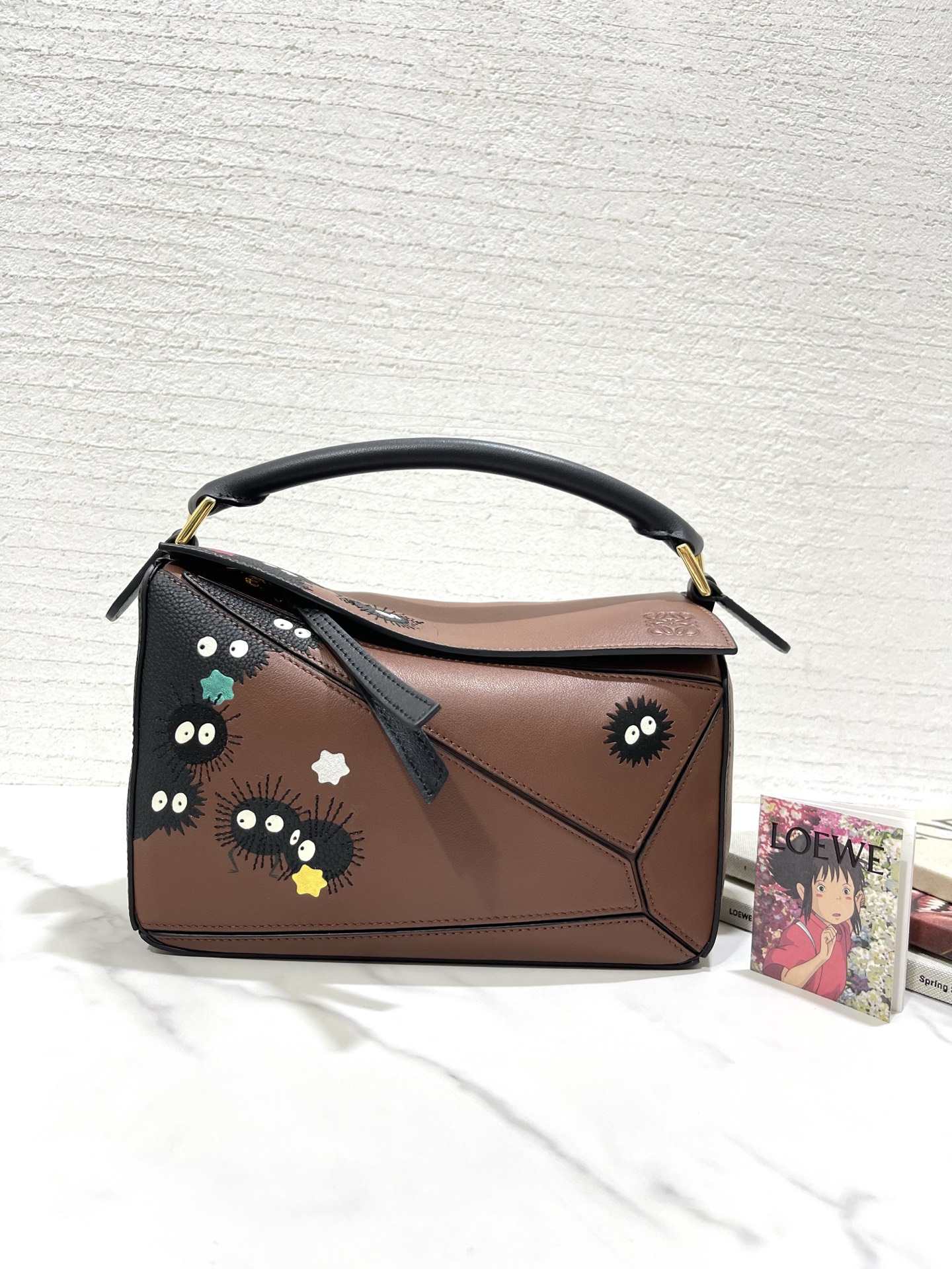 NO:813351,Spirited Away special cooperation limited edition uzzle small briquettes, dark brown + black briquettes are unexpectedly harmonious and cute. Made of classic calfskin, Loewe's unique precise cutting technology, and inlay technology, its smart and exquisite design is more dazzling. Small model number 89163, size 24*16*10 (with box and gift bag) (note that because the pattern is inlaid and spliced by hand,  It is normal to have cracks, dandruff, and warped skin. Please be careful if you mind), Loewe wallet, loewe, loewe, wallets, cowhide19860909千与千寻特别合作限量款 uzzle小号小煤球 , 深棕+ 黑乎乎的小煤球意外的和谐 可爱. 选用经典小牛皮制作,采用loewe 独有精确的切割技术,以镶嵌工艺制成,其灵动、精致的设计,更加光彩夺目.小款号89163,尺寸24*16*10（配盒子 礼品袋）（注意 由于图案是手工镶嵌拼接的, 有缝隙、皮屑、皮翘属于正常现象, 介意者慎拍）,罗意威钱包,loewe,loewe,wallets,cowhide,Wallet purse