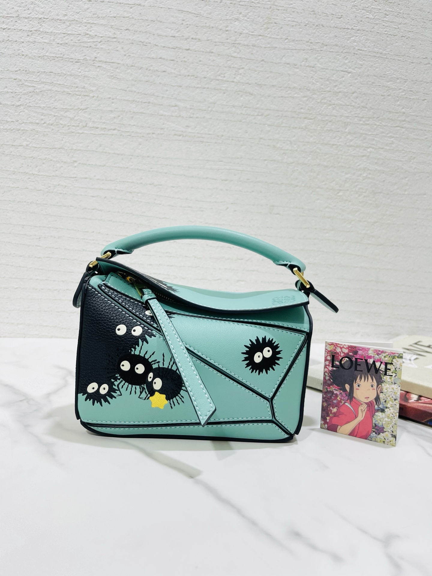 NO:813353,Spirited Away's special collaboration limited edition uzzle mini briquettes green + black. The briquettes are unexpectedly harmonious and cute. Made of classic calfskin, Loewe's unique precise cutting technology, and inlay technology. Its smart and exquisite design makes it even more dazzling. Mini model number 89162, size 18*11*7.5 (with box and gift bag). Since the pattern is inlaid and spliced by hand,  It is normal to have cracks, dandruff, and warped skin. Please be careful if you mind), Loewe wallet, loewe, loewe, wallets, cowhide19860909千与千寻特别合作限量款 uzzle mini 小煤球 青绿+ 黑乎乎的小煤球意外的和谐 可爱. 选用经典小牛皮制作,采用loewe 独有精确的切割技术,以镶嵌工艺制成,其灵动、精致的设计,更加光彩夺目 mini 款号89162,尺寸18*11*7.5（配盒子 礼品袋） 由于图案是手工镶嵌拼接的, 有缝隙、皮屑、皮翘属于正常现象, 介意者慎拍）,罗意威钱包,loewe,loewe,wallets,cowhide,Wallet purse