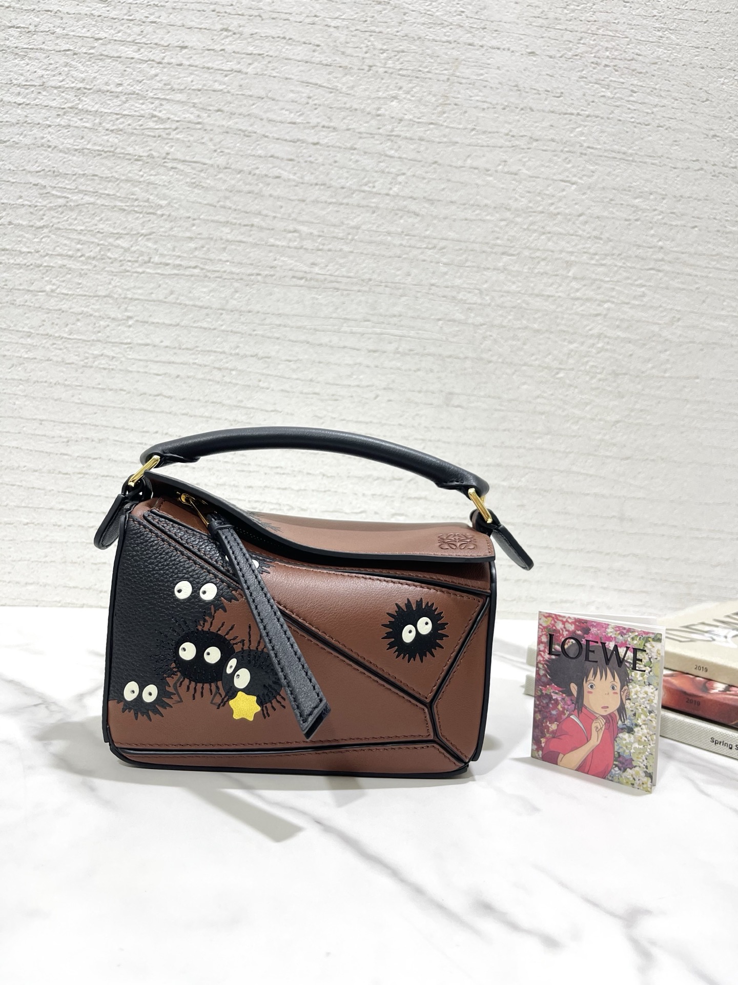 NO:813355,Spirited Away special collaboration limited edition uzzle mini small briquettes dark brown + black small briquettes are unexpectedly harmonious and cute. Made of classic calfskin, Loewe's unique precise cutting technology, and inlay technology. Its smart and exquisite design makes it more dazzling. Mini model number 89162, size 18*11*7.5 (with box and gift bag) Since the pattern is inlaid and spliced by hand,  It is normal to have cracks, dandruff, and warped skin. Please be careful if you mind), Loewe wallet, loewe, loewe, wallets, cowhide19860909千与千寻特别合作限量款 uzzle mini 小煤球 深棕+ 黑乎乎的小煤球意外的和谐 可爱. 选用经典小牛皮制作,采用loewe 独有精确的切割技术,以镶嵌工艺制成,其灵动、精致的设计,更加光彩夺目 mini 款号89162,尺寸18*11*7.5（配盒子 礼品袋） 由于图案是手工镶嵌拼接的, 有缝隙、皮屑、皮翘属于正常现象, 介意者慎拍）,罗意威钱包,loewe,loewe,wallets,cowhide,Wallet purse