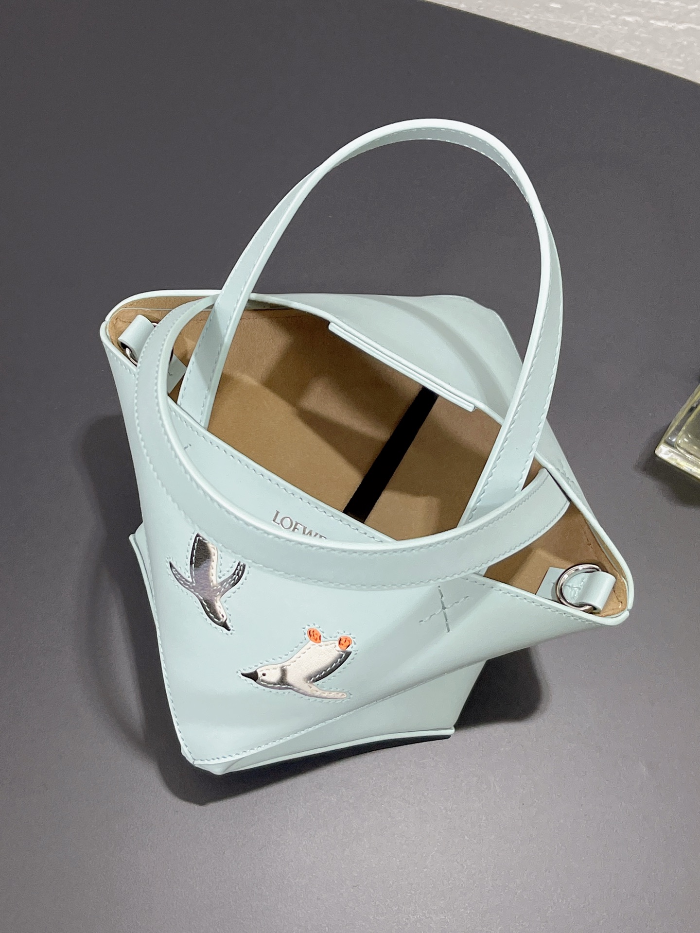 NO:813359,Suna Fujita uzzle fold tote Penguin special limited edition folding tote shopping bag made of satin calfskin, nubuck leather lining with printed penguin pattern. Cross-body hand carry, perfect for daily use, mini model number 89228, size 16.59.520 (box gift bag), Loewe wallet, loewe, wallets, cowhide19860909Suna Fujita uzzle fold tote 企鹅特别限定折叠托特购物袋 采用缎面小牛皮,内里磨砂牛皮 带有印花企鹅图案. 斜挎手拎 超适合日常使用 mini款号89228 尺寸16.59.520（盒子 礼品袋）,罗意威钱包,loewe,wallets,cowhide,Wallet purse