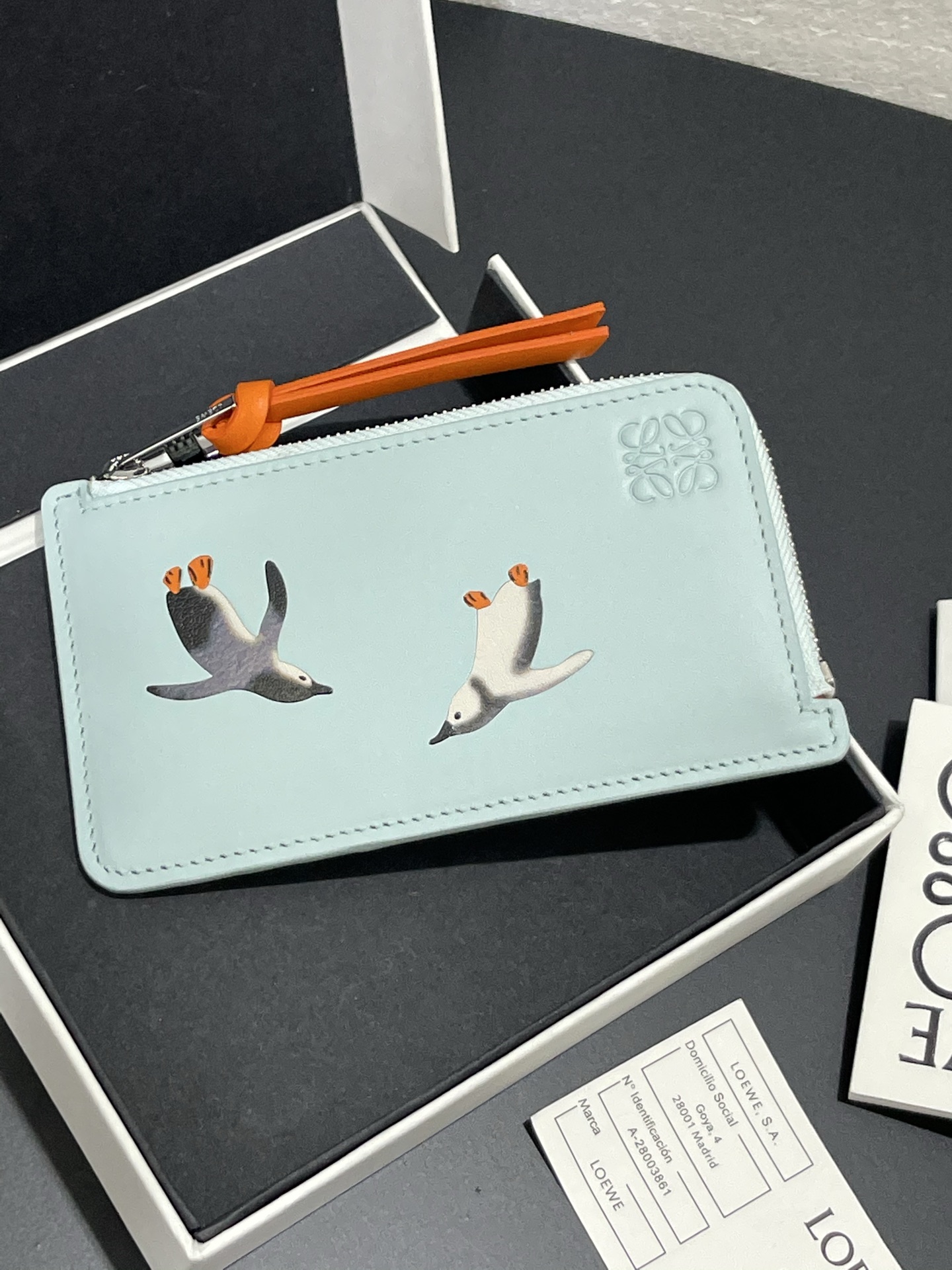 NO:813363,Suna Fujita special limited zipper penguin card holder made of satin calfskin. Four card slots and zipper compartments with silk screen penguin pattern. Size 13*7.5 style number 3799, Loewe wallet, loewe, wallets, cowhide19860909Suna Fujita 特别限定拉链款企鹅卡包 采用缎面小牛皮 . 四个卡位和拉链隔层,带有丝印企鹅图案.尺寸13*7.5 款号3799,罗意威钱包,loewe,wallets,cowhide,Wallet purse