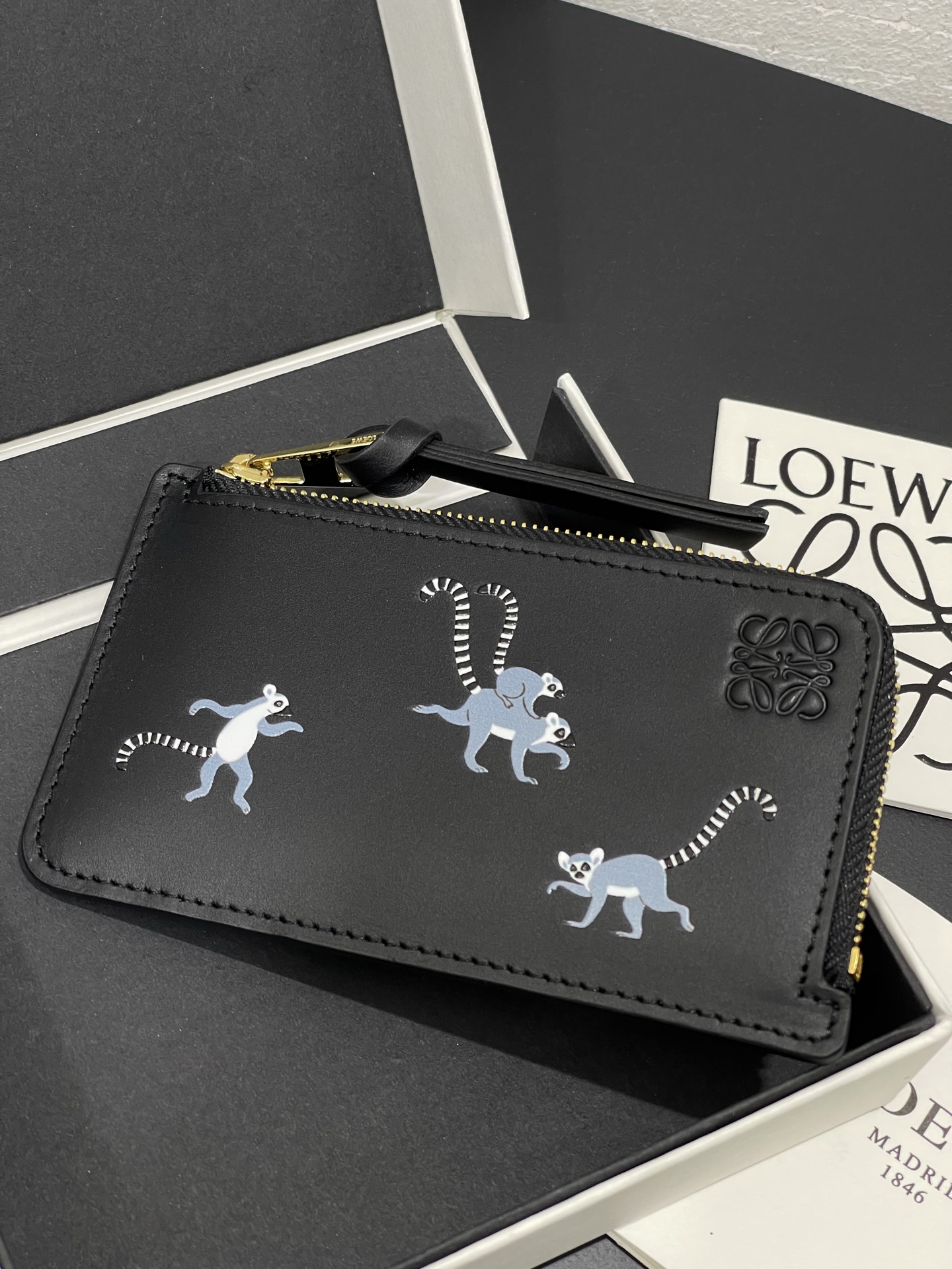 NO:813367,Suna Fujita special limited edition zippered lemur card holder made of satin calfskin. Four card slots and zipper compartment with printed lemur pattern. Size 13*7.5 style number 3797, Loewe wallet, loewe, wallets, cowhide19860909Suna Fujita 特别限定拉链狐猴卡包 采用缎面小牛皮 . 四个卡位和拉链隔层,带有印花狐猴图案. 尺寸13*7.5 款号3797,罗意威钱包,loewe,wallets,cowhide,Wallet purse
