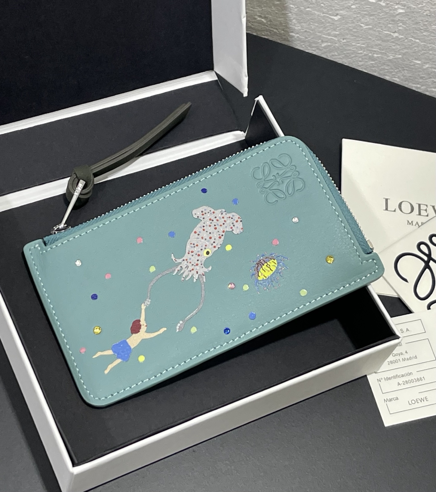 NO:813371,Suna Fujita zipper card holder cooperation limited series squid series is made of nappa calfskin, four card slots and zipper compartment, with squid pattern and crystal decoration!  Model number 3811, size 13*7.5 (note that each position of the silk screen pattern will be a little different, genuine products will also be available, because the machine will slide during the screen printing, which is inevitable, please do not place an order if you mind), Loewe wallet, loewe, wallets, cowhide19860909Suna Fujita拉链卡包合作限定系列鱿鱼系列 采用纳帕小牛皮 四个卡位和拉链隔层,带有鱿鱼图案 水晶装饰！ 款号3811尺寸13*7.5（注意丝印图案每个位置都会有点不同,正品也会有,因为是丝印途中机器会滑动,不可避免,介意者请勿下单）,罗意威钱包,loewe,wallets,cowhide,Wallet purse