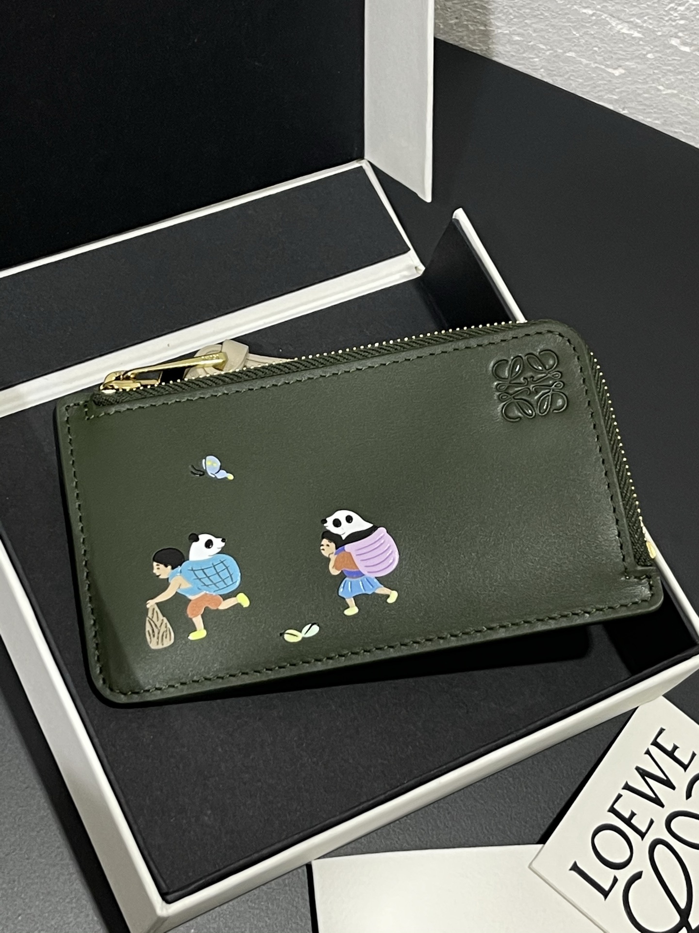 NO:813348,Cooperation model Suna Fujita special limited zipper panda card holder made of satin calfskin. Four card slots and zipper compartments with silk screen panda pattern. Size 10*7.5 style number 3796, Loewe wallet, loewe, wallets, cowhide19860909合作款 Suna Fujita 特别限定拉链熊猫卡包 采用缎面小牛皮 . 四个卡位和拉链隔层,带有丝印熊猫图案.尺寸10*7.5 款号3796,罗意威钱包,loewe,wallets,cowhide,Wallet purse