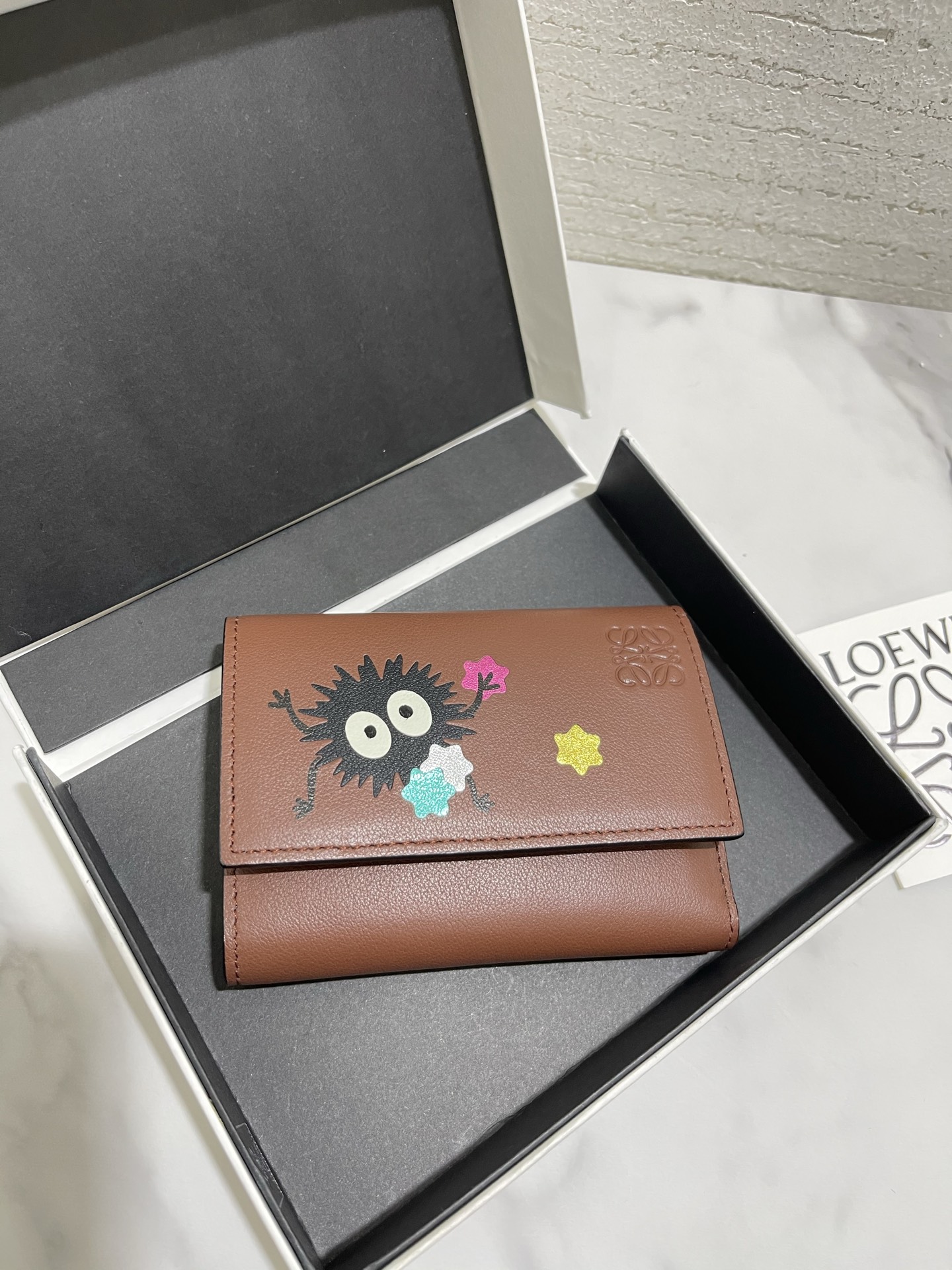 NO:813350,Special cooperation limited edition 'Elf' series short wallet is made of inlay technology. Its smart and exquisite design is dazzling. It has 8 card slots, skewer pockets, and zipper pockets. Style number 3779, size 11*9 (note that the dust elf pattern is stitched and inlaid, and it is normal to have gaps, dandruff, and warping), Loewe wallet, loewe, wallets19860909特别合作限量款“精灵”系列短款钱包 采用镶嵌工艺精制而成,其灵动、精致的设计,光彩夺目.内有8个卡位、扦袋、拉链口袋.款号3779尺寸11*9（注意 灰尘精灵图案是拼接镶嵌的, 有缝隙、 皮屑 皮翘属于正常现象）,罗意威钱包,loewe,wallets,Wallet purse
