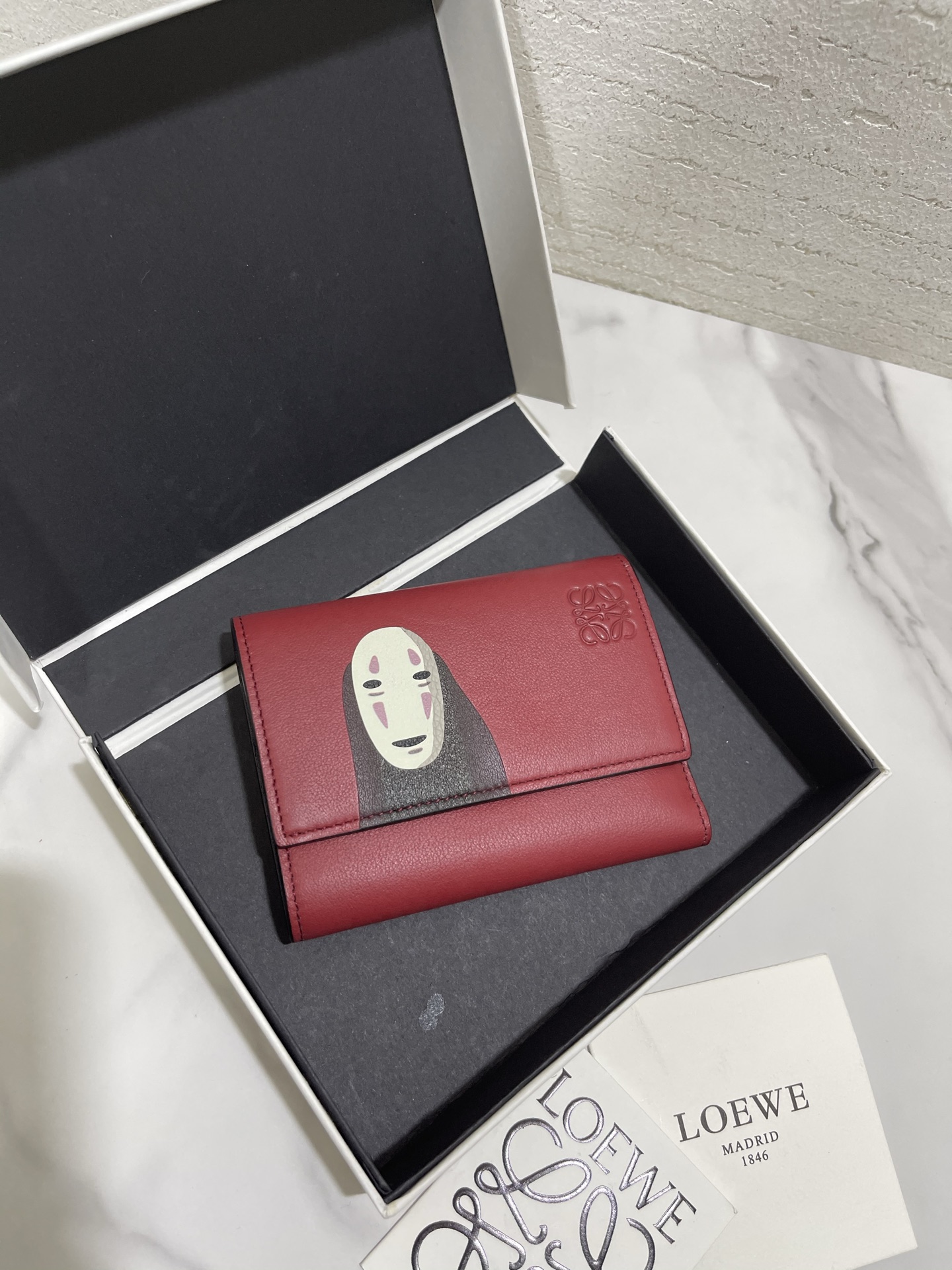 NO:813352,The limited edition 'faceless man' Kaonashi series short wallet in cooperation with Spirited Away is made of classic calfskin, using precise cutting technology and inlay technology. Its smart and exquisite design is dazzling. Model No. 3782, size 12*8 (note that the pattern is stitched and inlaid, and gaps and skin flakes are normal), Loewe wallet, loewe, wallets, cowhide19860909千与千寻合作限量款“无脸男”kaonashi系列短款钱包 选用经典小牛皮,采用精确的切割技术,以镶嵌工艺制成,其灵动、精致的设计,光彩夺目. 款号3782尺寸12*8（注意 图案是拼接镶嵌的, 有缝隙、 皮屑属于正常现象）,罗意威钱包,loewe,wallets,cowhide,Wallet purse