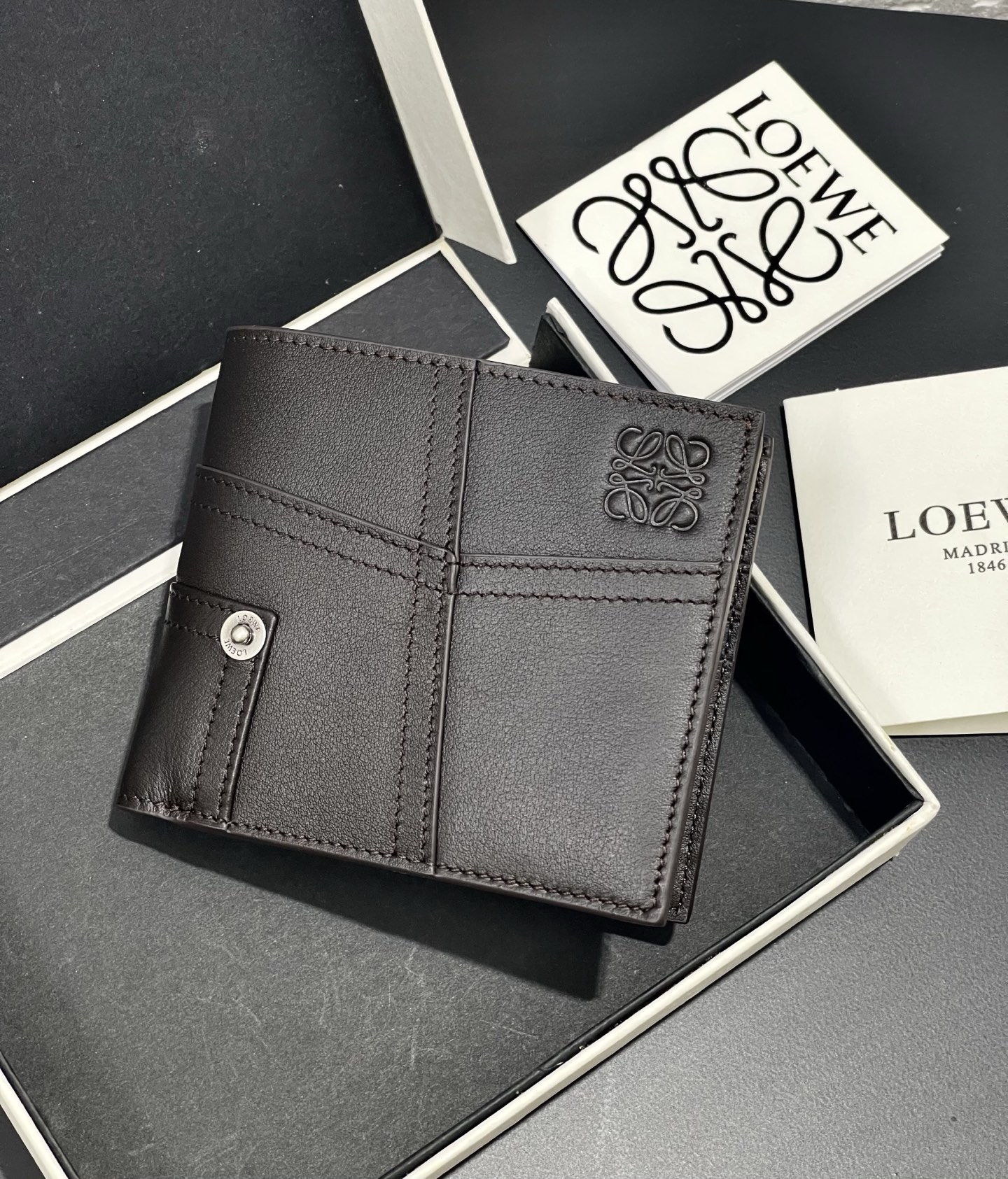 NO:813354,Men's half-fold anta wallet is made of distressed retro brown cowhide, with button elements integrated into the basic tone. Eight card slots and 2 large pockets. Model number 3831, size 1110, Loewe wallet, loewe, wallets, cowhide19860909男士对折anta 钱夹 采用做旧复古的棕色牛皮 在基础调上融入纽扣元素 八个卡位和2个大口袋 款号3831尺寸1110,罗意威钱包,loewe,wallets,cowhide,Wallet purse