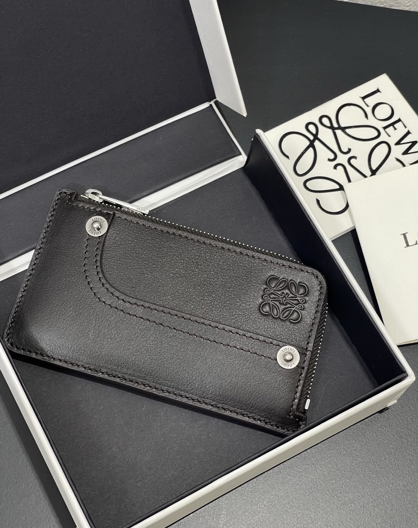 NO:813357,Men's zippered anta card holder is made of distressed retro brown cowhide, with button elements integrated into the basic tone. 4 card slots and zipper compartments. Style number 3833, size 137.5, Loewe wallet, loewe, wallets, cowhide19860909男士拉链款anta 卡包 采用做旧复古的棕色牛皮 在基础调上融入纽扣元素 4个卡位和拉链隔层 款号3833尺寸137.5,罗意威钱包,loewe,wallets,cowhide,Wallet purse