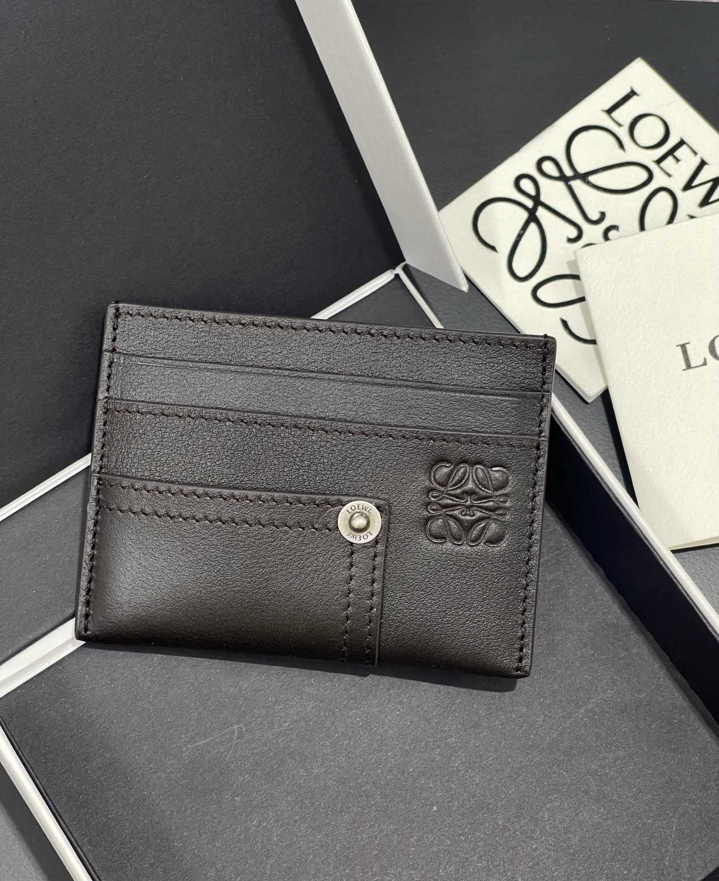 NO:813361,Men's single-piece anta card holder is made of old and retro brown cowhide, with button elements integrated into the basic tone. 4 card slots and middle compartment. Style number 3832, size 10.57.5, Loewe wallet, loewe, wallets, cowhide19860909男士单片anta 卡包 采用做旧复古的棕色牛皮 在基础调上融入纽扣元素 4个卡位和中间隔层 款号3832尺寸10.57.5,罗意威钱包,loewe,wallets,cowhide,Wallet purse