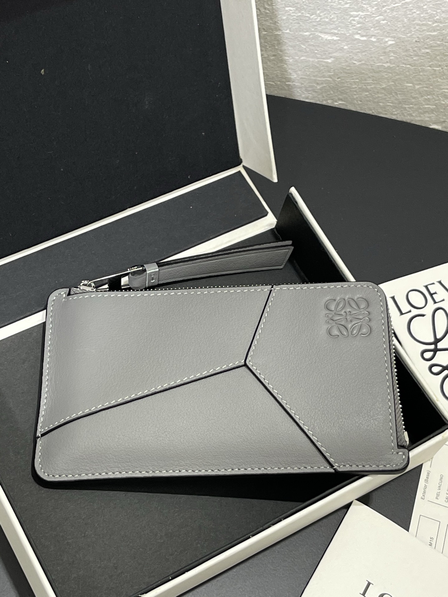 NO:813456,Men's zipper card holder This card holder is inspired by the puzzle series handbags, with a unique geometric pattern. Made of classic cowhide. Six card slots and zipper pockets. Style number size 158.5, Loewe wallet, loewe, wallets, cowhide19860909男士拉链卡包 此卡包灵感来源于puzzle 系列手袋,采用独特的几何图案 采用经典牛皮制成 六个卡位和拉链口袋 款号 尺寸158.5,罗意威钱包,loewe,wallets,cowhide,Wallet purse