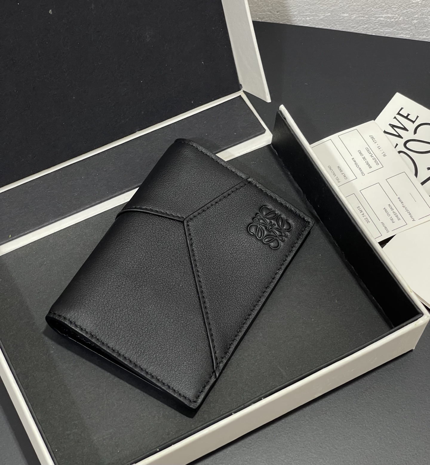 NO:813461,Men's foldable small card holder made of calfskin, 8 card slots inside and one card slot on the outside. Style number 3817, size 7.511.3, Loewe wallet, loewe, wallets, cowhide19860909男士对折小卡包 采用小牛皮 内里8个卡位 外侧还有一个卡位 款号3817 尺寸7.511.3,罗意威钱包,loewe,wallets,cowhide,Wallet purse