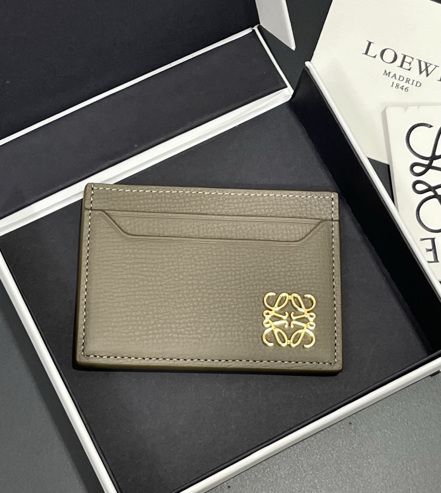 NO:813466,Anagram pebbled leather single card holder, four card slots and middle compartment, style size 10.5*7.5, Loewe wallet, loewe, wallets, cowhide19860909Anagram 鹅卵石纹牛皮单片卡包 四个卡位和中间隔层 款号尺寸10.5*7.5,罗意威钱包,loewe,wallets,cowhide,Wallet purse