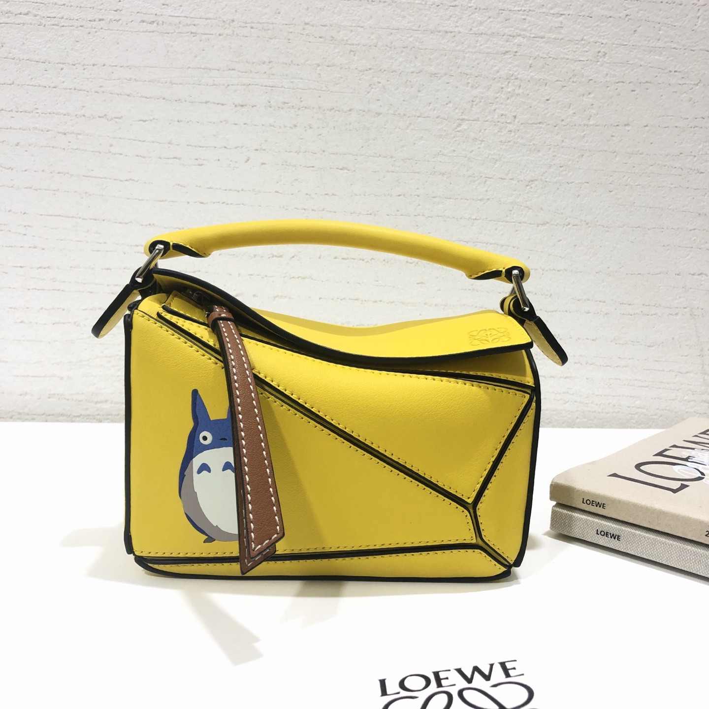 NO:813449,The special 'mini Totoro uzzle' series is made of classic calfskin, using precise cutting technology and inlay technology. Its smart and exquisite design is more dazzling. Mini model number 89062, size 18*11*7.5 (with box and gift bag) (note that since the Totoro pattern is hand-inlaid and spliced, it is normal for there to be gaps, leather flakes and warping), Loewe wallet, loewe, wallets, cowhide19860909特别款“ mini 龙猫uzzle”系列 选用经典小牛皮制作,采用精确的切割技术,以镶嵌工艺制成,其灵动、精致的设计,更加光彩夺目. mini款号89062,尺寸18*11*7.5（配盒子 礼品袋）（注意 由于龙猫图案是手工镶嵌拼接的, 有缝隙、 皮料有皮屑 皮翘属于正常现象）,罗意威钱包,loewe,wallets,cowhide,Wallet purse