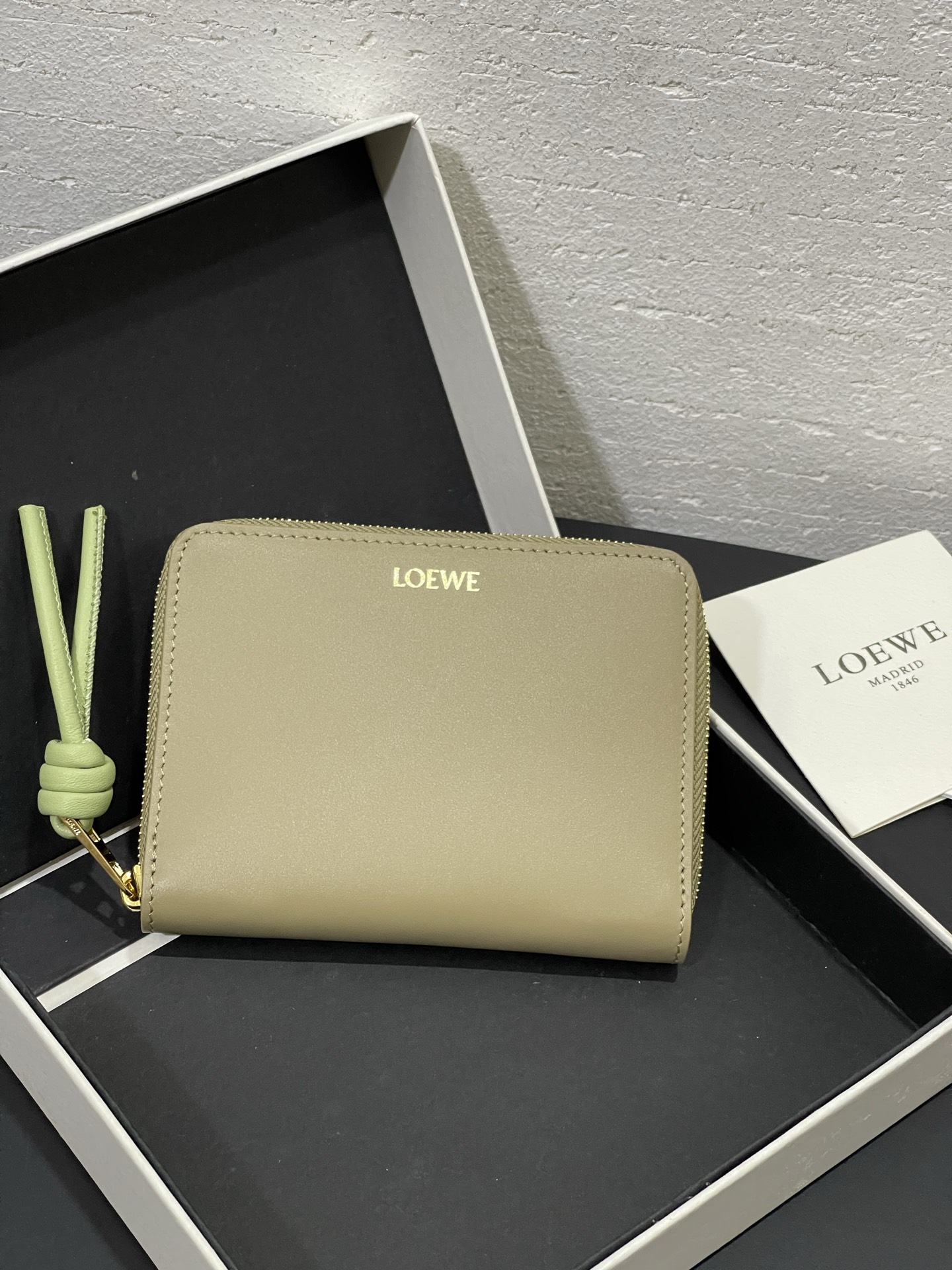 NO:813453,Glossy nappa cowhide knotted zipper wallet with sheepskin lining, color-blocked knotted pull tabs, six card slots and zipper compartment. Style number, size 12*9.5, Loewe wallet, loewe, wallets, cowhide, sheepskin19860909亮面纳帕牛皮绳结拉链钱包 内里绵羊皮、拼色绳结拉牌,六个卡位和拉链隔层. 款号,尺寸12*9.5,罗意威钱包,loewe,wallets,cowhide,sheepskin,Wallet purse