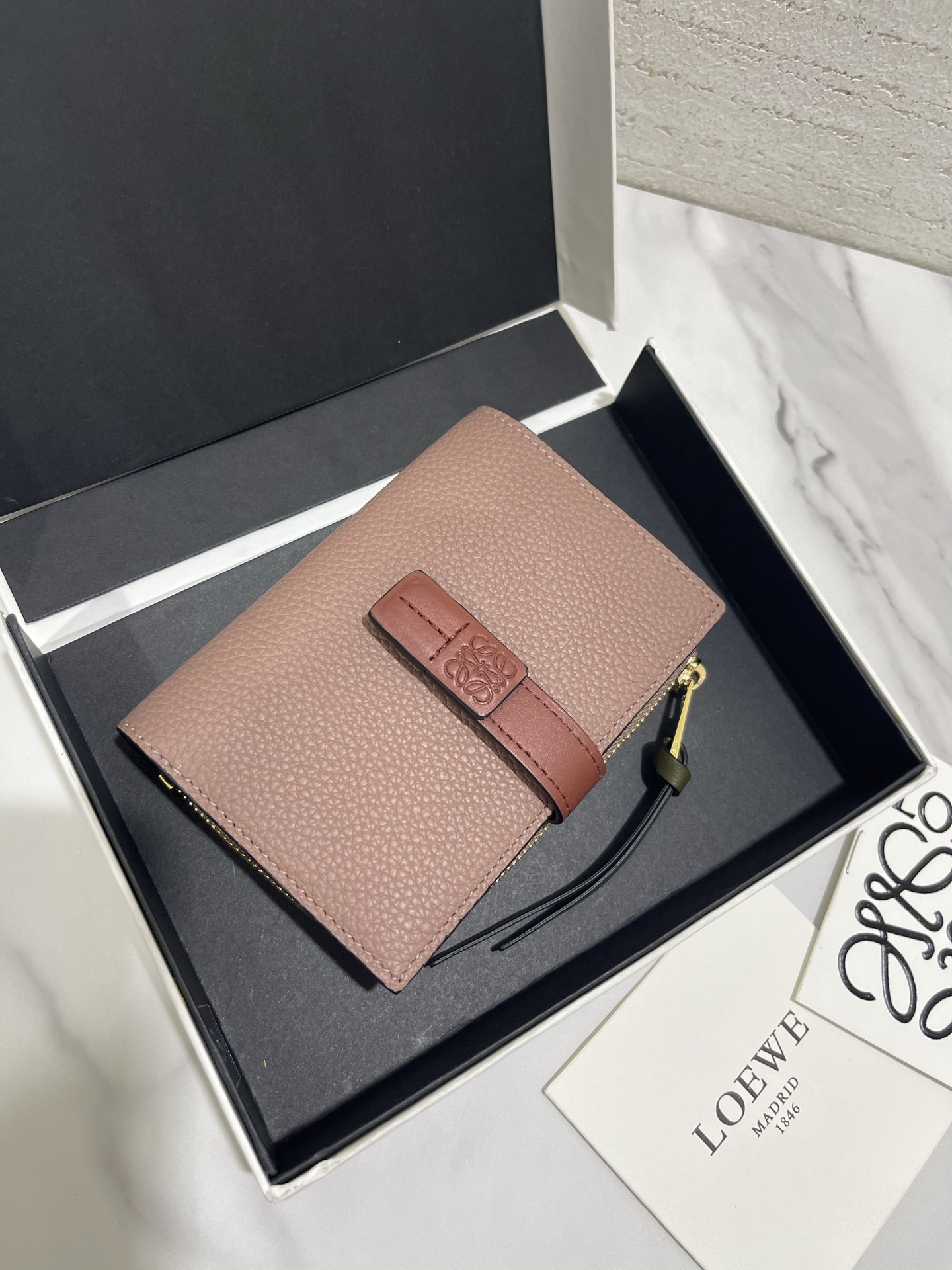 NO:813458,Compact zip wallet short clip is made of wear-resistant piqué calfskin, with a two-color combination. It has card slots and a coin pocket, and a large banknote, which is exquisite and practical. Style number, size 12*8.5, Loewe wallet, loewe, wallets, cowhide19860909compact zip wallet短夹 选用耐磨的珠地小牛皮,采用双色组合搭配,内有卡位及零钱袋,放大钞,精致、实用.款号,尺寸12*8.5,罗意威钱包,loewe,wallets,cowhide,Wallet purse