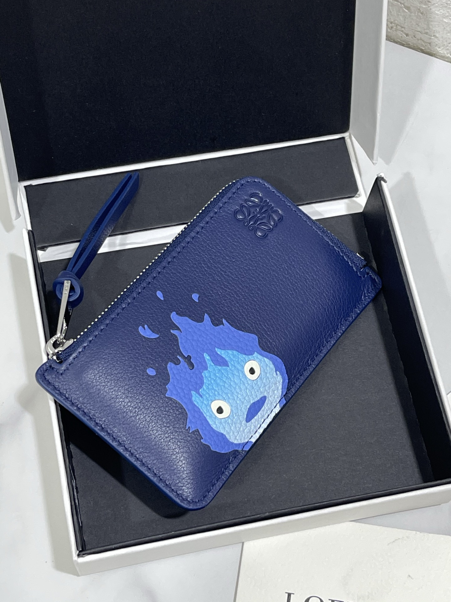 NO:813523,Calcifer zipper card case Howl's Moving Castle is said to be the final work of LOE**WE and Hayao Miyazaki. It is made of classic calfskin, using precise cutting technology and inlay technology. It has 4 card slots and a large zippered pocket. Style number 3789, size 13*7.5, (note that because the pattern is hand-inlaid and spliced, there are gaps,  It is normal for leather to have dandruff), Loewe wallet, loewe, loewe, wallets, cowhide19860909Calcifer 拉链卡包哈尔的移动城堡  据说是LOE**WE与宫崎骏的收官之作  选用经典小牛皮制作,采用精确的切割技术,以镶嵌工艺制成,4 个卡位和一个袋拉链的大口袋.款号3789尺寸13*7.5,（注意 由于图案是手工镶嵌拼接的, 有缝隙、 皮料有皮屑属于正常现象）,罗意威钱包,loewe,loewe,wallets,cowhide,Wallet purse