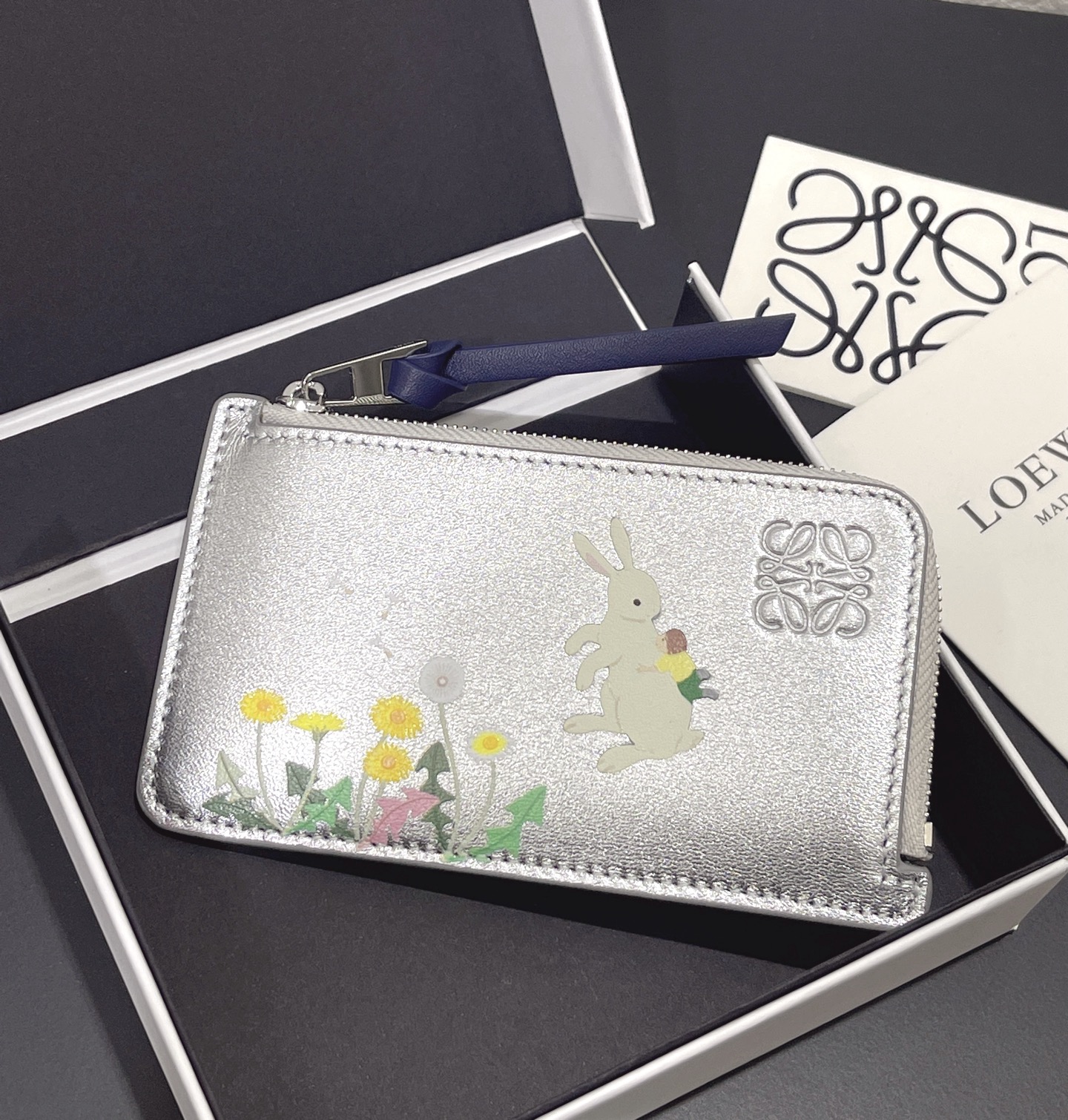 NO:813527,Suna Fujita collaboration limited series bunny zipper card holder, made of nappa calfskin, four card slots and zipper compartment, with rabbit pattern, size 13*7.5 (note that due to the special leather, each color of the silk screen pattern will be a little darker, unavoidable, please do not place an order if you mind), Loewe wallet, loewe, wallets, cowhide19860909Suna Fujita合作限定系列小兔拉链卡包 采用纳帕小牛皮 四个卡位和拉链隔层,带有兔子图案 款号尺寸13*7.5（注意由于皮料特殊, 所以丝印图案每个颜色都会有点深浅,不可避免,介意者请勿下单）,罗意威钱包,loewe,wallets,cowhide,Wallet purse