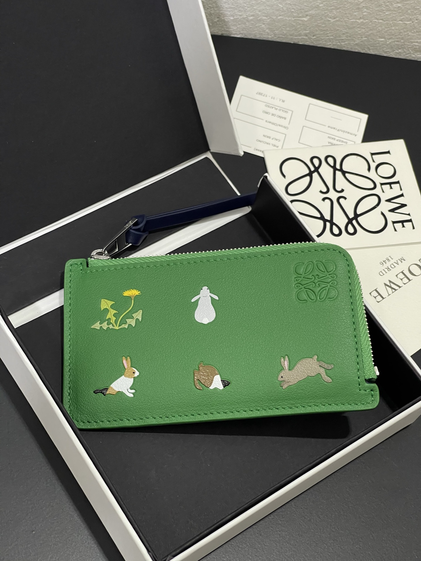 NO:813531,Suna Fujita collaboration limited series bunny zipper card holder, made of nappa calfskin, four card slots and zipper compartment, with rabbit pattern, model number 3813, size 13*7.5 (note that each color of the silk screen pattern will be a little darker, unavoidable, please do not place an order if you mind), Loewe wallet, loewe, wallets, cowhide19860909Suna Fujita合作限定系列小兔拉链卡包 采用纳帕小牛皮 四个卡位和拉链隔层,带有兔子图案 款号3813尺寸13*7.5（注意丝印图案每个颜色都会有点深浅,不可避免,介意者请勿下单）,罗意威钱包,loewe,wallets,cowhide,Wallet purse