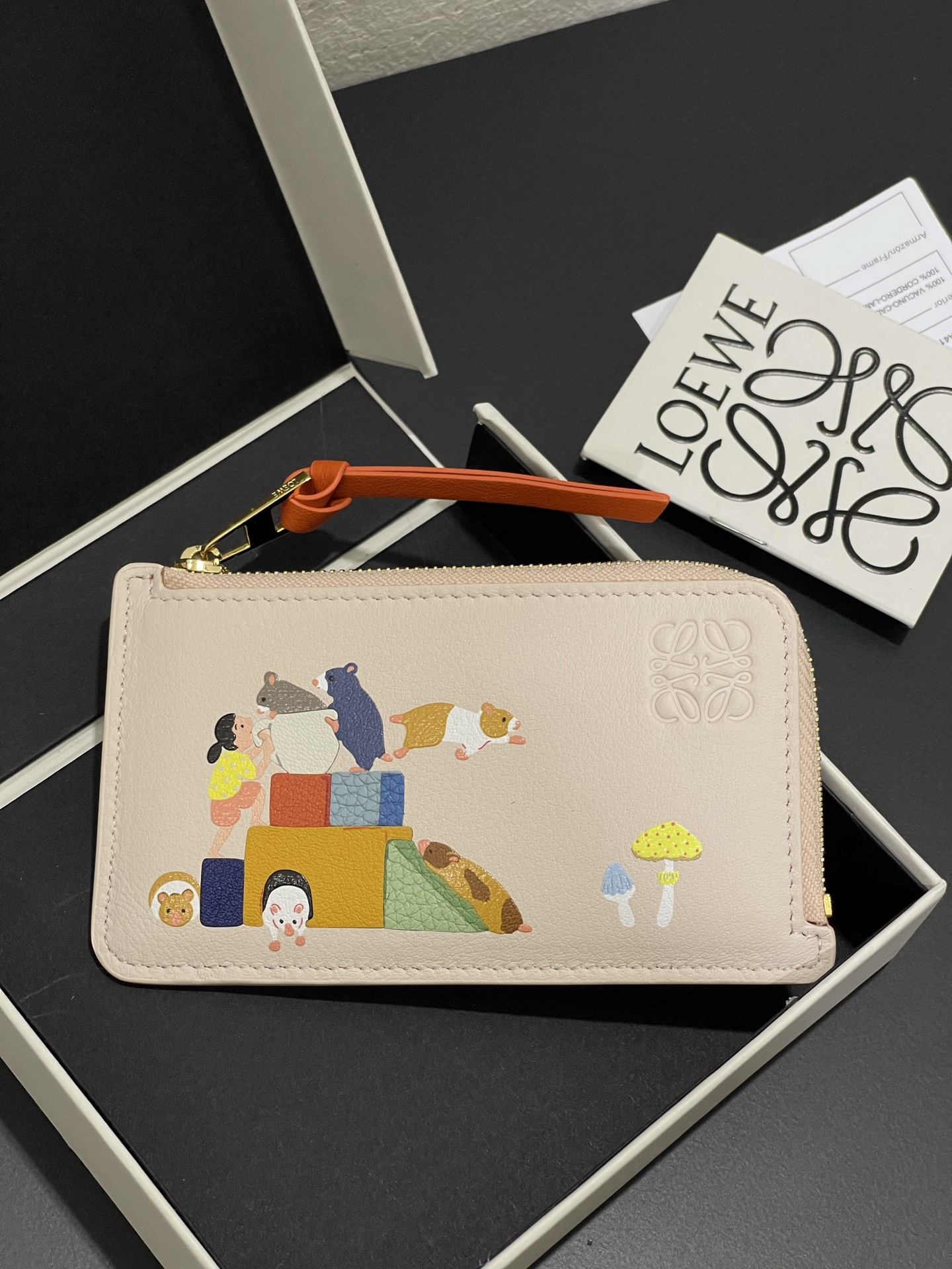 NO:813535,Suna Fujita cooperation limited series hamster zipper card holder, made of Napa calfskin, four card slots and zipper compartment, with hamster pattern, size 13*7.5 (note that each color of the silk screen pattern will be a little darker, unavoidable, please do not place an order if you mind), Loewe wallet, loewe, wallets, cowhide19860909Suna Fujita合作限定系列仓鼠拉链卡包 采用纳帕小牛皮 四个卡位和拉链隔层,带有仓鼠图案 款号尺寸13*7.5（注意丝印图案每个颜色都会有点深浅,不可避免,介意者请勿下单）,罗意威钱包,loewe,wallets,cowhide,Wallet purse