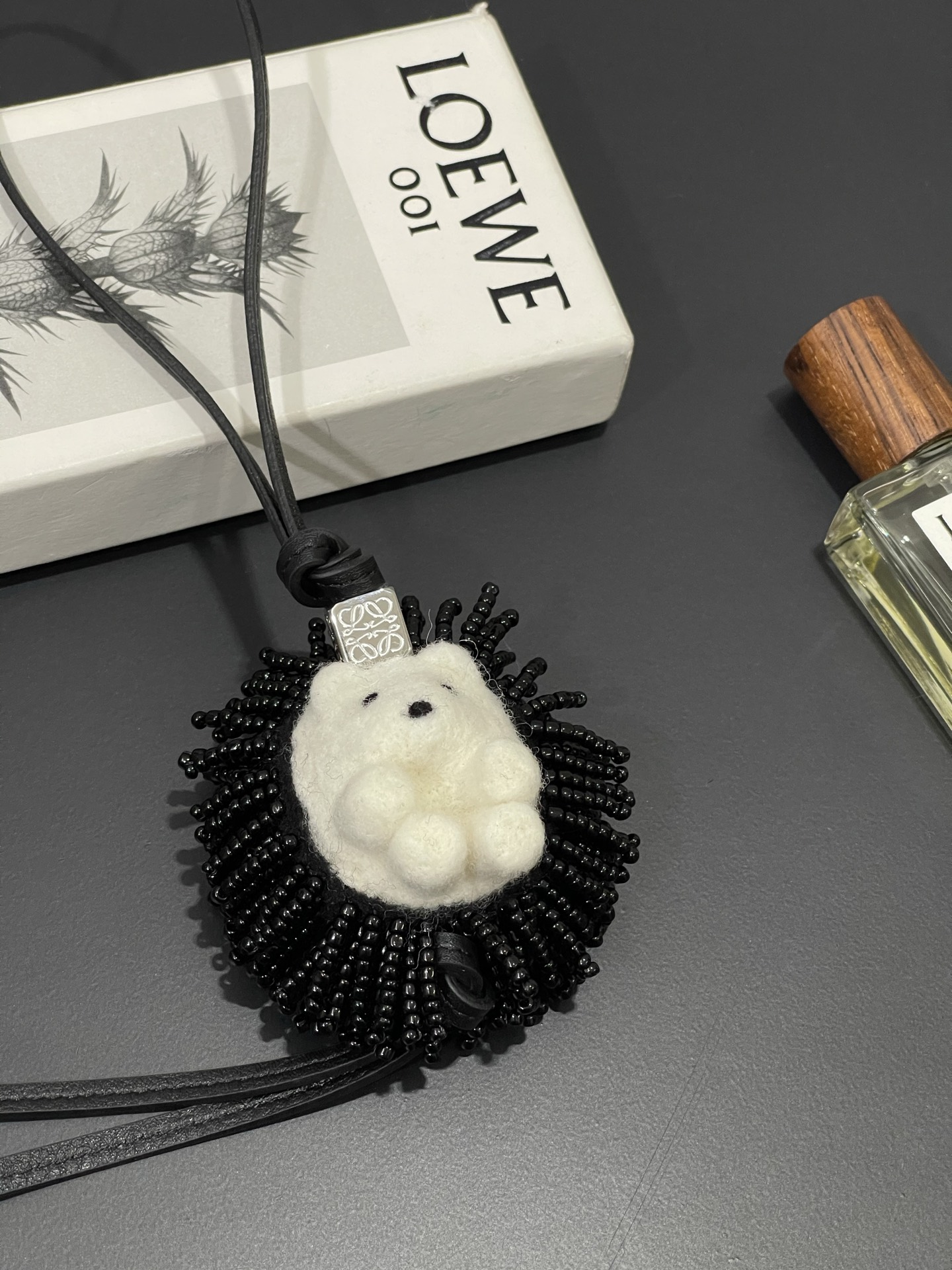 NO:813539,Hedgehog felt pendant is made of felt material, purely handmade, which is time-consuming and labor-intensive. It can be matched with any bag and is very versatile. Note that each one is unique and cannot be guaranteed to be exactly the same. Perfectionists please do not disturb, Loewe wallet, loewe, wallets19860909刺猬毛毡挂件 采用毛毡材料、 纯手工制作, 费时费工费材料重工 可搭配任何包包、 巨百搭 注意 每只都是独一无二、 无法保证每个都一模一样的完美主义者请勿扰,罗意威钱包,loewe,wallets,Wallet purse