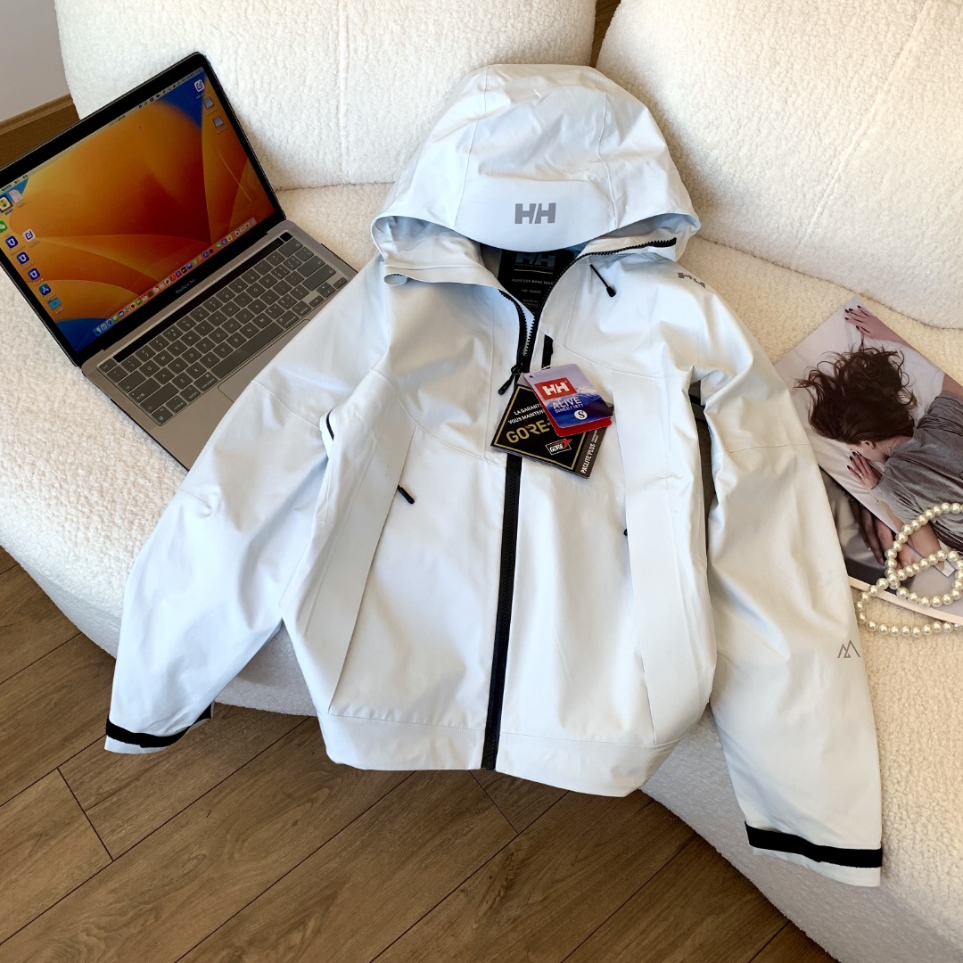 HELLYHANSEN 海丽汉森/HH H2硬壳冲锋衣 搭载专业防泼水面料得北欧品牌冲锋衣 设计线条简约流畅 机能型格尽显 这款冲锋衣来自专业户外品牌,挪威的HH! 特点优点:该冲锋衣使用DERMIZAX面料,JIS标准防水等级,相比常规的硬壳带有一定弹力,防御暴雨等级.采用全身热压胶贴合工艺,让整个衣服没有缝隙,进一步加强衣服的防水效果.无拘束版型让穿着更加自如,同时腋下通风透气拉链设计,确保穿着舒适,即使在运动过程中也不会感觉闷热.使用感受:这款冲锋衣确实非常防水,多次穿着在雨中行进,整个人的上身完全干爽,没有出现渗透的情况.如果穿着过程中感到稍微有些闷热,可以通过腋下的通风拉链来调节,保持舒适. 适用场景:这款冲锋衣适用于户外活动,比如徒步、往返办公或学校等. 实际效果展示:该款冲锋衣的颜色设置三色可选,设计的出线条更加优雅有美感 颜色:黄色 神秘白色 黑色