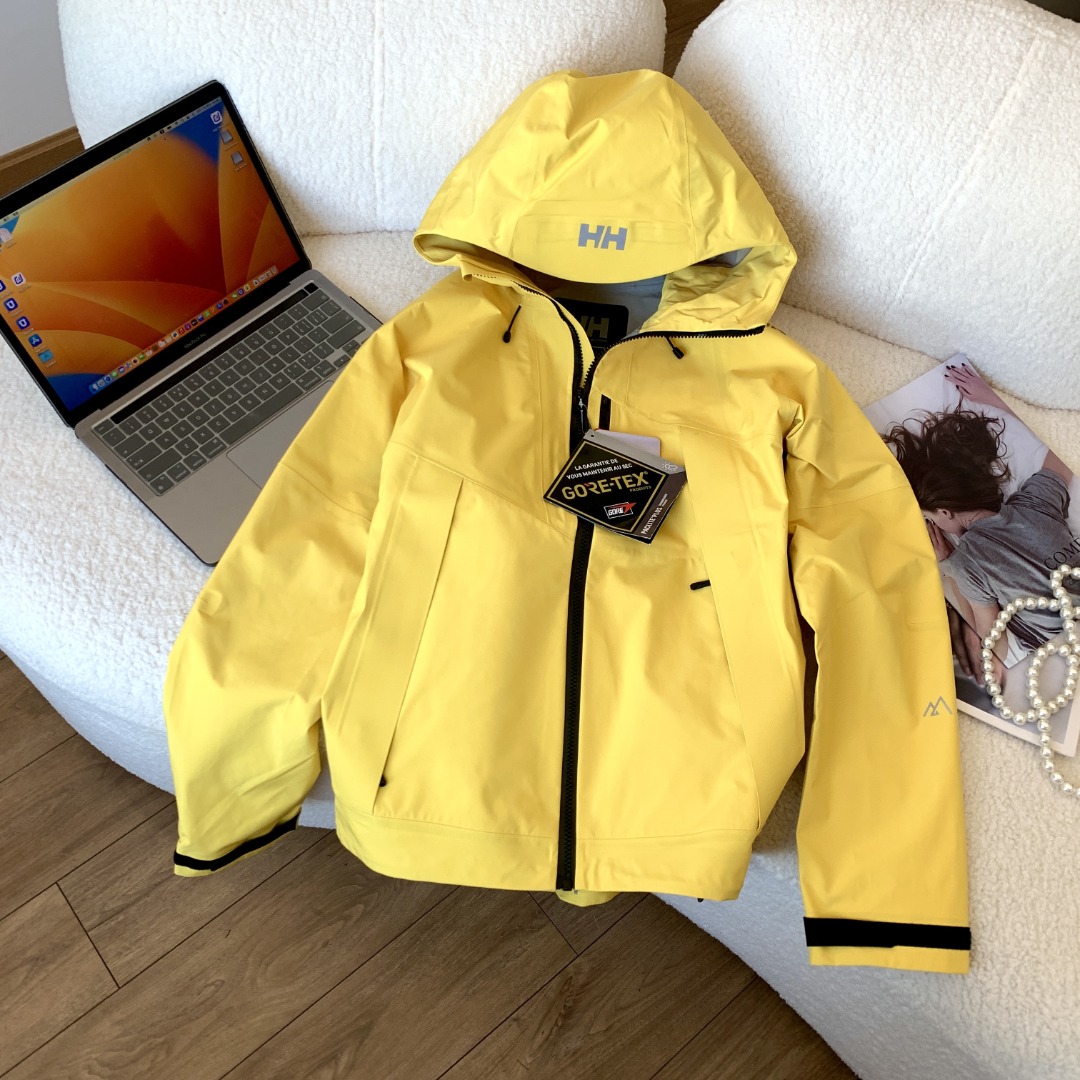 HELLYHANSEN 海丽汉森/HH H2硬壳冲锋衣 搭载专业防泼水面料得北欧品牌冲锋衣 设计线条简约流畅 机能型格尽显 这款冲锋衣来自专业户外品牌,挪威的HH! 特点优点:该冲锋衣使用DERMIZAX面料,JIS标准防水等级,相比常规的硬壳带有一定弹力,防御暴雨等级.采用全身热压胶贴合工艺,让整个衣服没有缝隙,进一步加强衣服的防水效果.无拘束版型让穿着更加自如,同时腋下通风透气拉链设计,确保穿着舒适,即使在运动过程中也不会感觉闷热.使用感受:这款冲锋衣确实非常防水,多次穿着在雨中行进,整个人的上身完全干爽,没有出现渗透的情况.如果穿着过程中感到稍微有些闷热,可以通过腋下的通风拉链来调节,保持舒适. 适用场景:这款冲锋衣适用于户外活动,比如徒步、往返办公或学校等. 实际效果展示:该款冲锋衣的颜色设置三色可选,设计的出线条更加优雅有美感 颜色:黄色 神秘白色 黑色