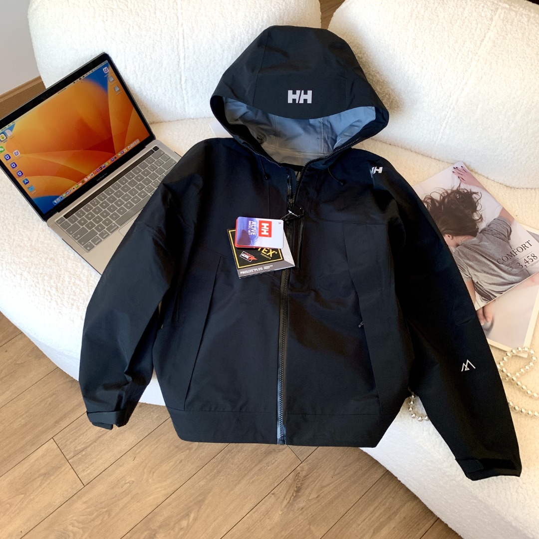 HELLYHANSEN 海丽汉森/HH H2硬壳冲锋衣 搭载专业防泼水面料得北欧品牌冲锋衣 设计线条简约流畅 机能型格尽显 这款冲锋衣来自专业户外品牌,挪威的HH! 特点优点:该冲锋衣使用DERMIZAX面料,JIS标准防水等级,相比常规的硬壳带有一定弹力,防御暴雨等级.采用全身热压胶贴合工艺,让整个衣服没有缝隙,进一步加强衣服的防水效果.无拘束版型让穿着更加自如,同时腋下通风透气拉链设计,确保穿着舒适,即使在运动过程中也不会感觉闷热.使用感受:这款冲锋衣确实非常防水,多次穿着在雨中行进,整个人的上身完全干爽,没有出现渗透的情况.如果穿着过程中感到稍微有些闷热,可以通过腋下的通风拉链来调节,保持舒适. 适用场景:这款冲锋衣适用于户外活动,比如徒步、往返办公或学校等. 实际效果展示:该款冲锋衣的颜色设置三色可选,设计的出线条更加优雅有美感 颜色:黄色 神秘白色 黑色