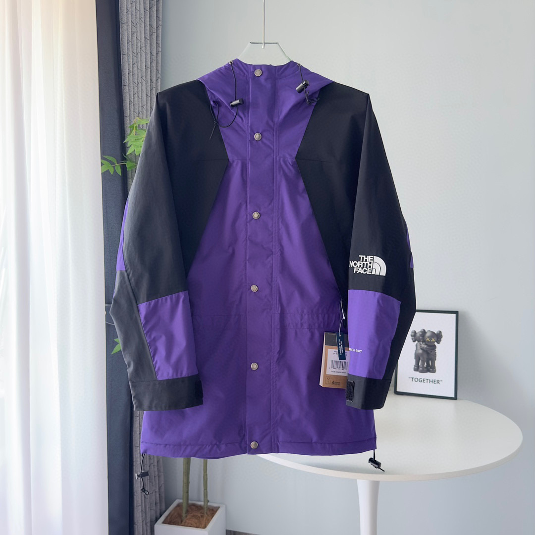 核心私聊  有量有价
The North Face｜ 21Fw 1994Retro｜ 北面连帽冲锋衣 戚薇同款  可套内胆和1996羽绒服 顶级版本

颜色：锡灰白、紫色、黄绿色、裸粉色、黑色、浅紫色
尺码：XS、S、M、L、XL、XXL

-榻榻米刺绣工艺，非市面工整笔直刺绣
-INVINCIBLE联名，1994版型
以防水面料+丝质塔夫绸抓绒内衬打造，每件冲锋衣都要耗费宽2M*长4M的防撕裂纤维面料，带有防水涂层，可将水分阻截在面料表层做到持久防水，透气性能佳，在保证舒适性同时又经久耐穿，印花为整版直接上机，
激光定位裁剪，面料上损耗极高，一版布只取一个一帽子或一个肩部，里外三片门襟也要一整版布才裁剪，其他全浪费掉，成本很高，但绝不偷工减料，正面门襟+里外三层全部为对位裁片，衣袖也是定位裁片，衣帽也是整幅印花，
一件冲锋衣报废掉的面料量接近40%，才能做到对位结合，门禁原版双拉链设计+开模纽扣内里局部刷绒处理，适合任何户外活动，内里上部分采用薄绒布材质，保暖效果一流，下部分尼龙材质，手感丝滑，专业工厂流水制作，每道工序把控到极致，
Logo采用进口百灵达万针刺绣，进口单股纯白珠光线，针车间距与纱线粗度均与原版一致对应，定制全新辅料系列