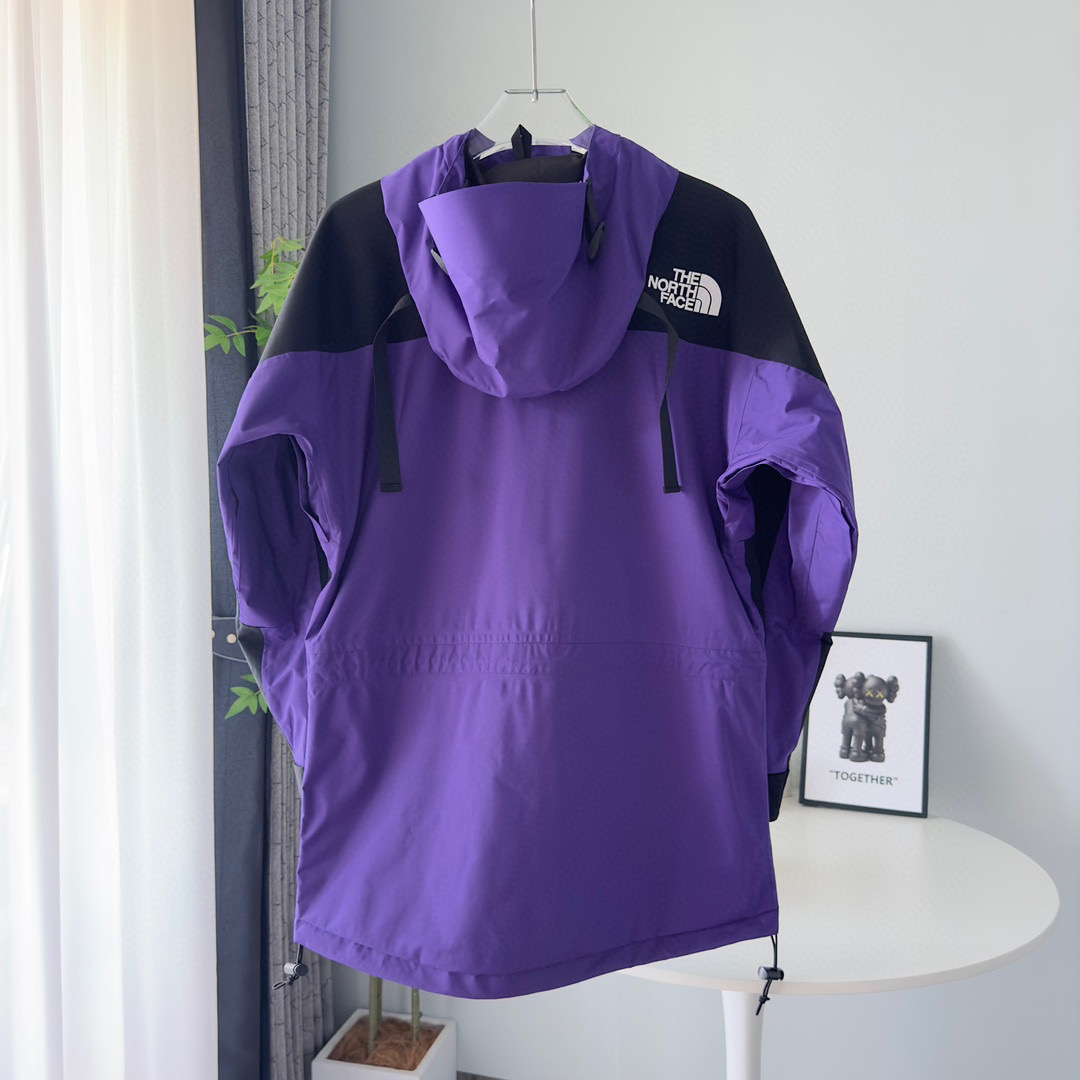 核心私聊 有量有价 The North Face| 21Fw 1994Retro| 北面连帽冲锋衣 戚薇同款 可套内胆和1996羽绒服 顶级版本 颜色:锡灰白、紫色、黄绿色、裸粉色、黑色、浅紫色 榻榻米刺绣工艺,非市面工整笔直刺绣 -INVINCIBLE联名,1994版型 以防水面料+丝质塔夫绸抓绒内衬打造,每件冲锋衣都要耗费宽2M*长4M的防撕裂纤维面料,带有防水涂层,可将水分阻截在面料表层做到持久防水,透气性能佳,在保证舒适性同时又经久耐穿,印花为整版直接上机, 激光定位裁剪,面料上损耗极高,一版布只取一个一帽子或一个肩部,里外三片门襟也要一整版布才裁剪,其他全浪费掉,成本很高,但绝不偷工减料,正面门襟+里外三层全部为对位裁片,衣袖也是定位裁片,衣帽也是整幅印花, 一件冲锋衣报废掉的面料量接近40%,才能做到对位结合,门禁原版双拉链设计+开模纽扣内里局部刷绒处理,适合任何户外活动,内里上部分采用薄绒布材质,保暖效果一流,下部分尼龙材质,手感丝滑,专业工厂流水制作,每道工序把控到极致, Logo采用进口百灵达万针刺绣,进口单股纯白珠光线,针车间距与纱线粗度均与原版一致对应,定制全新辅料系列