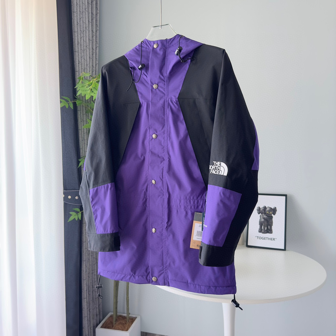 核心私聊 有量有价 The North Face| 21Fw 1994Retro| 北面连帽冲锋衣 戚薇同款 可套内胆和1996羽绒服 顶级版本 颜色:锡灰白、紫色、黄绿色、裸粉色、黑色、浅紫色 榻榻米刺绣工艺,非市面工整笔直刺绣 -INVINCIBLE联名,1994版型 以防水面料+丝质塔夫绸抓绒内衬打造,每件冲锋衣都要耗费宽2M*长4M的防撕裂纤维面料,带有防水涂层,可将水分阻截在面料表层做到持久防水,透气性能佳,在保证舒适性同时又经久耐穿,印花为整版直接上机, 激光定位裁剪,面料上损耗极高,一版布只取一个一帽子或一个肩部,里外三片门襟也要一整版布才裁剪,其他全浪费掉,成本很高,但绝不偷工减料,正面门襟+里外三层全部为对位裁片,衣袖也是定位裁片,衣帽也是整幅印花, 一件冲锋衣报废掉的面料量接近40%,才能做到对位结合,门禁原版双拉链设计+开模纽扣内里局部刷绒处理,适合任何户外活动,内里上部分采用薄绒布材质,保暖效果一流,下部分尼龙材质,手感丝滑,专业工厂流水制作,每道工序把控到极致, Logo采用进口百灵达万针刺绣,进口单股纯白珠光线,针车间距与纱线粗度均与原版一致对应,定制全新辅料系列