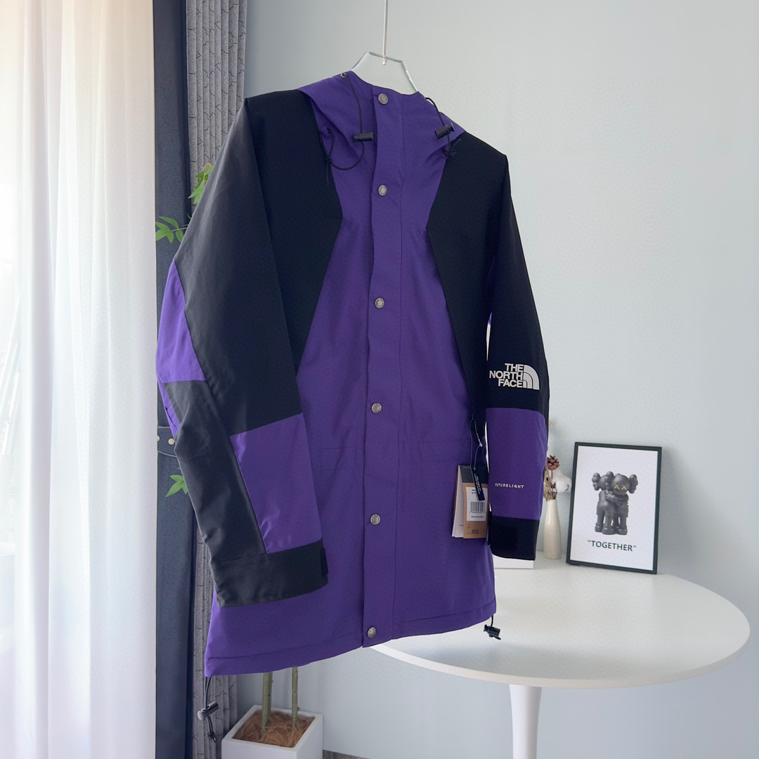 核心私聊 有量有价 The North Face| 21Fw 1994Retro| 北面连帽冲锋衣 戚薇同款 可套内胆和1996羽绒服 顶级版本 颜色:锡灰白、紫色、黄绿色、裸粉色、黑色、浅紫色 榻榻米刺绣工艺,非市面工整笔直刺绣 -INVINCIBLE联名,1994版型 以防水面料+丝质塔夫绸抓绒内衬打造,每件冲锋衣都要耗费宽2M*长4M的防撕裂纤维面料,带有防水涂层,可将水分阻截在面料表层做到持久防水,透气性能佳,在保证舒适性同时又经久耐穿,印花为整版直接上机, 激光定位裁剪,面料上损耗极高,一版布只取一个一帽子或一个肩部,里外三片门襟也要一整版布才裁剪,其他全浪费掉,成本很高,但绝不偷工减料,正面门襟+里外三层全部为对位裁片,衣袖也是定位裁片,衣帽也是整幅印花, 一件冲锋衣报废掉的面料量接近40%,才能做到对位结合,门禁原版双拉链设计+开模纽扣内里局部刷绒处理,适合任何户外活动,内里上部分采用薄绒布材质,保暖效果一流,下部分尼龙材质,手感丝滑,专业工厂流水制作,每道工序把控到极致, Logo采用进口百灵达万针刺绣,进口单股纯白珠光线,针车间距与纱线粗度均与原版一致对应,定制全新辅料系列