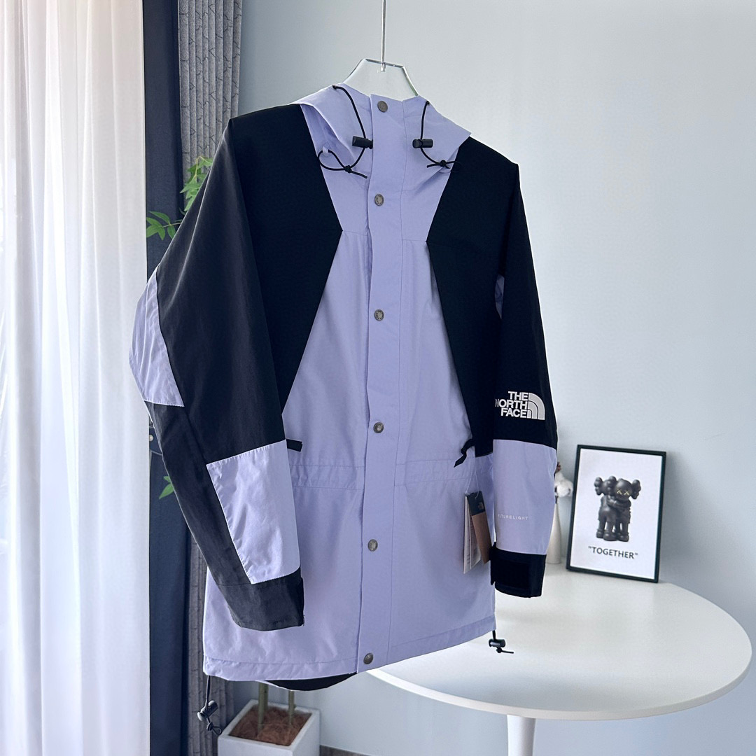核心私聊 有量有价 The North Face| 21Fw 1994Retro| 北面连帽冲锋衣 戚薇同款 可套内胆和1996羽绒服 顶级版本 颜色:锡灰白、紫色、黄绿色、裸粉色、黑色、浅紫色 榻榻米刺绣工艺,非市面工整笔直刺绣 -INVINCIBLE联名,1994版型 以防水面料+丝质塔夫绸抓绒内衬打造,每件冲锋衣都要耗费宽2M*长4M的防撕裂纤维面料,带有防水涂层,可将水分阻截在面料表层做到持久防水,透气性能佳,在保证舒适性同时又经久耐穿,印花为整版直接上机, 激光定位裁剪,面料上损耗极高,一版布只取一个一帽子或一个肩部,里外三片门襟也要一整版布才裁剪,其他全浪费掉,成本很高,但绝不偷工减料,正面门襟+里外三层全部为对位裁片,衣袖也是定位裁片,衣帽也是整幅印花, 一件冲锋衣报废掉的面料量接近40%,才能做到对位结合,门禁原版双拉链设计+开模纽扣内里局部刷绒处理,适合任何户外活动,内里上部分采用薄绒布材质,保暖效果一流,下部分尼龙材质,手感丝滑,专业工厂流水制作,每道工序把控到极致, Logo采用进口百灵达万针刺绣,进口单股纯白珠光线,针车间距与纱线粗度均与原版一致对应,定制全新辅料系列