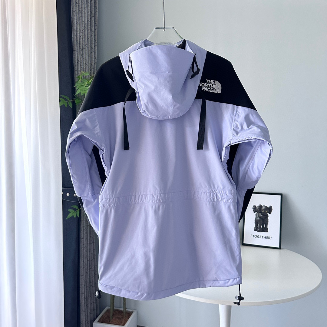 核心私聊 有量有价 The North Face| 21Fw 1994Retro| 北面连帽冲锋衣 戚薇同款 可套内胆和1996羽绒服 顶级版本 颜色:锡灰白、紫色、黄绿色、裸粉色、黑色、浅紫色 榻榻米刺绣工艺,非市面工整笔直刺绣 -INVINCIBLE联名,1994版型 以防水面料+丝质塔夫绸抓绒内衬打造,每件冲锋衣都要耗费宽2M*长4M的防撕裂纤维面料,带有防水涂层,可将水分阻截在面料表层做到持久防水,透气性能佳,在保证舒适性同时又经久耐穿,印花为整版直接上机, 激光定位裁剪,面料上损耗极高,一版布只取一个一帽子或一个肩部,里外三片门襟也要一整版布才裁剪,其他全浪费掉,成本很高,但绝不偷工减料,正面门襟+里外三层全部为对位裁片,衣袖也是定位裁片,衣帽也是整幅印花, 一件冲锋衣报废掉的面料量接近40%,才能做到对位结合,门禁原版双拉链设计+开模纽扣内里局部刷绒处理,适合任何户外活动,内里上部分采用薄绒布材质,保暖效果一流,下部分尼龙材质,手感丝滑,专业工厂流水制作,每道工序把控到极致, Logo采用进口百灵达万针刺绣,进口单股纯白珠光线,针车间距与纱线粗度均与原版一致对应,定制全新辅料系列