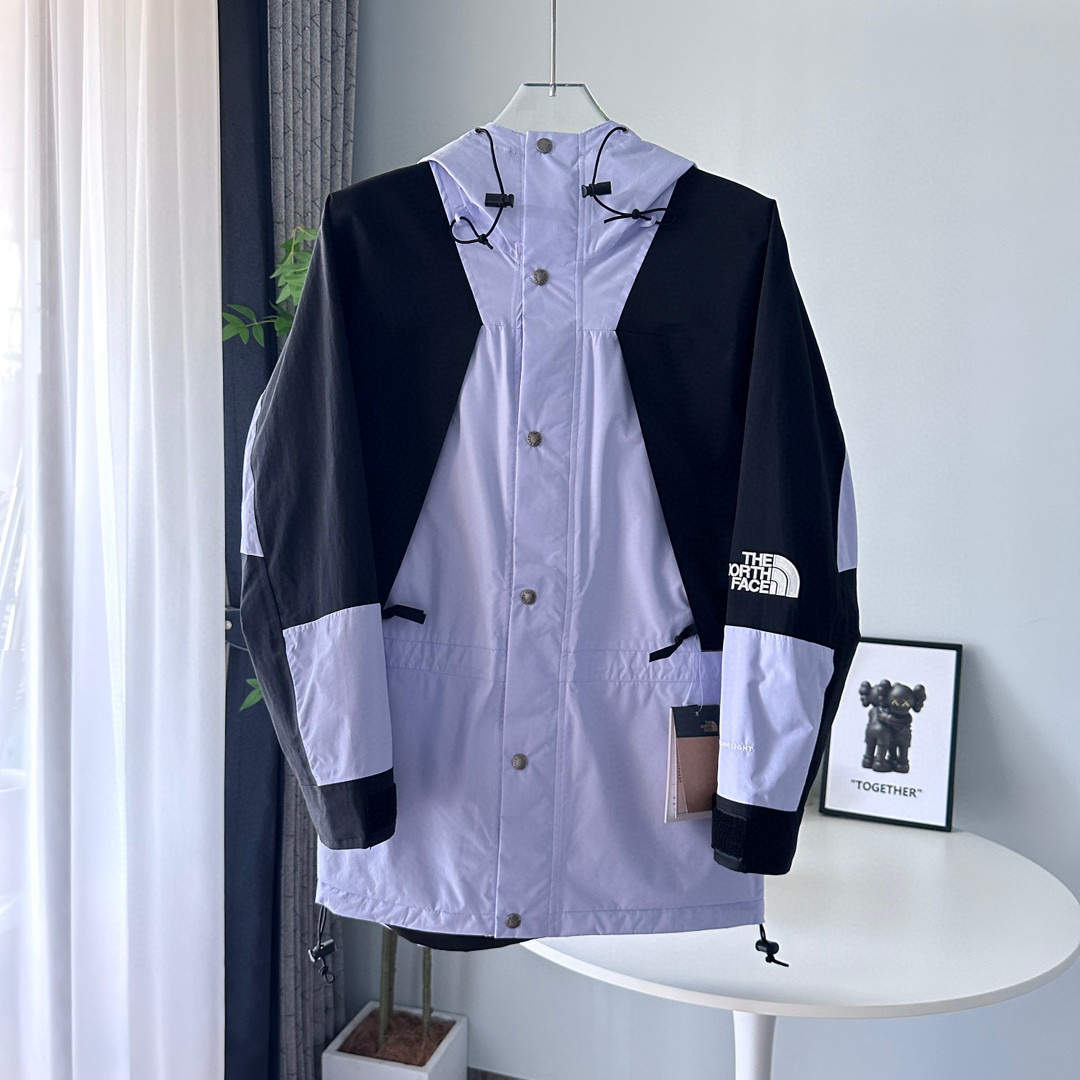 核心私聊  有量有价
The North Face｜ 21Fw 1994Retro｜ 北面连帽冲锋衣 戚薇同款  可套内胆和1996羽绒服 顶级版本

颜色：锡灰白、紫色、黄绿色、裸粉色、黑色、浅紫色
尺码：XS、S、M、L、XL、XXL

-榻榻米刺绣工艺，非市面工整笔直刺绣
-INVINCIBLE联名，1994版型
以防水面料+丝质塔夫绸抓绒内衬打造，每件冲锋衣都要耗费宽2M*长4M的防撕裂纤维面料，带有防水涂层，可将水分阻截在面料表层做到持久防水，透气性能佳，在保证舒适性同时又经久耐穿，印花为整版直接上机，
激光定位裁剪，面料上损耗极高，一版布只取一个一帽子或一个肩部，里外三片门襟也要一整版布才裁剪，其他全浪费掉，成本很高，但绝不偷工减料，正面门襟+里外三层全部为对位裁片，衣袖也是定位裁片，衣帽也是整幅印花，
一件冲锋衣报废掉的面料量接近40%，才能做到对位结合，门禁原版双拉链设计+开模纽扣内里局部刷绒处理，适合任何户外活动，内里上部分采用薄绒布材质，保暖效果一流，下部分尼龙材质，手感丝滑，专业工厂流水制作，每道工序把控到极致，
Logo采用进口百灵达万针刺绣，进口单股纯白珠光线，针车间距与纱线粗度均与原版一致对应，定制全新辅料系列