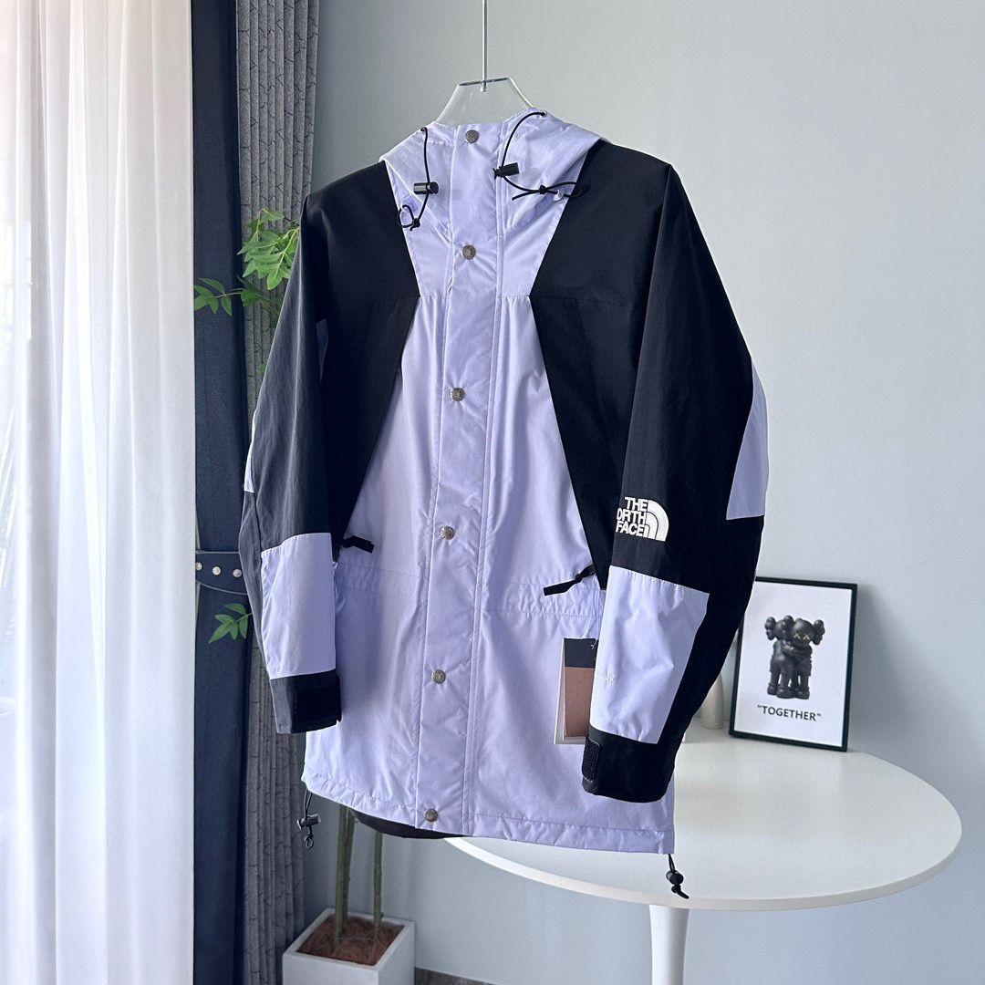 核心私聊 有量有价 The North Face| 21Fw 1994Retro| 北面连帽冲锋衣 戚薇同款 可套内胆和1996羽绒服 顶级版本 颜色:锡灰白、紫色、黄绿色、裸粉色、黑色、浅紫色 榻榻米刺绣工艺,非市面工整笔直刺绣 -INVINCIBLE联名,1994版型 以防水面料+丝质塔夫绸抓绒内衬打造,每件冲锋衣都要耗费宽2M*长4M的防撕裂纤维面料,带有防水涂层,可将水分阻截在面料表层做到持久防水,透气性能佳,在保证舒适性同时又经久耐穿,印花为整版直接上机, 激光定位裁剪,面料上损耗极高,一版布只取一个一帽子或一个肩部,里外三片门襟也要一整版布才裁剪,其他全浪费掉,成本很高,但绝不偷工减料,正面门襟+里外三层全部为对位裁片,衣袖也是定位裁片,衣帽也是整幅印花, 一件冲锋衣报废掉的面料量接近40%,才能做到对位结合,门禁原版双拉链设计+开模纽扣内里局部刷绒处理,适合任何户外活动,内里上部分采用薄绒布材质,保暖效果一流,下部分尼龙材质,手感丝滑,专业工厂流水制作,每道工序把控到极致, Logo采用进口百灵达万针刺绣,进口单股纯白珠光线,针车间距与纱线粗度均与原版一致对应,定制全新辅料系列