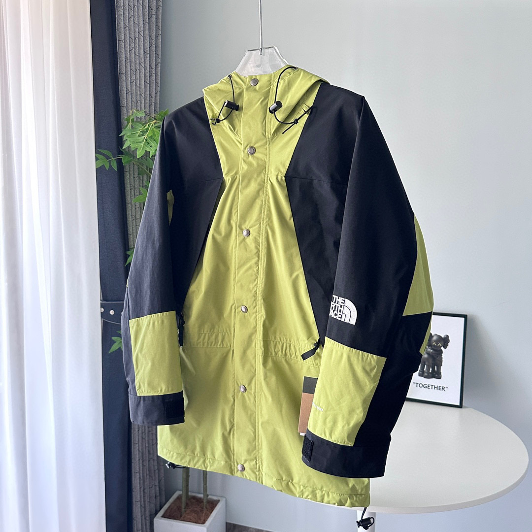 核心私聊  有量有价
The North Face｜ 21Fw 1994Retro｜ 北面连帽冲锋衣 戚薇同款  可套内胆和1996羽绒服 顶级版本

颜色：锡灰白、紫色、黄绿色、裸粉色、黑色、浅紫色
尺码：XS、S、M、L、XL、XXL

-榻榻米刺绣工艺，非市面工整笔直刺绣
-INVINCIBLE联名，1994版型
以防水面料+丝质塔夫绸抓绒内衬打造，每件冲锋衣都要耗费宽2M*长4M的防撕裂纤维面料，带有防水涂层，可将水分阻截在面料表层做到持久防水，透气性能佳，在保证舒适性同时又经久耐穿，印花为整版直接上机，
激光定位裁剪，面料上损耗极高，一版布只取一个一帽子或一个肩部，里外三片门襟也要一整版布才裁剪，其他全浪费掉，成本很高，但绝不偷工减料，正面门襟+里外三层全部为对位裁片，衣袖也是定位裁片，衣帽也是整幅印花，
一件冲锋衣报废掉的面料量接近40%，才能做到对位结合，门禁原版双拉链设计+开模纽扣内里局部刷绒处理，适合任何户外活动，内里上部分采用薄绒布材质，保暖效果一流，下部分尼龙材质，手感丝滑，专业工厂流水制作，每道工序把控到极致，
Logo采用进口百灵达万针刺绣，进口单股纯白珠光线，针车间距与纱线粗度均与原版一致对应，定制全新辅料系列