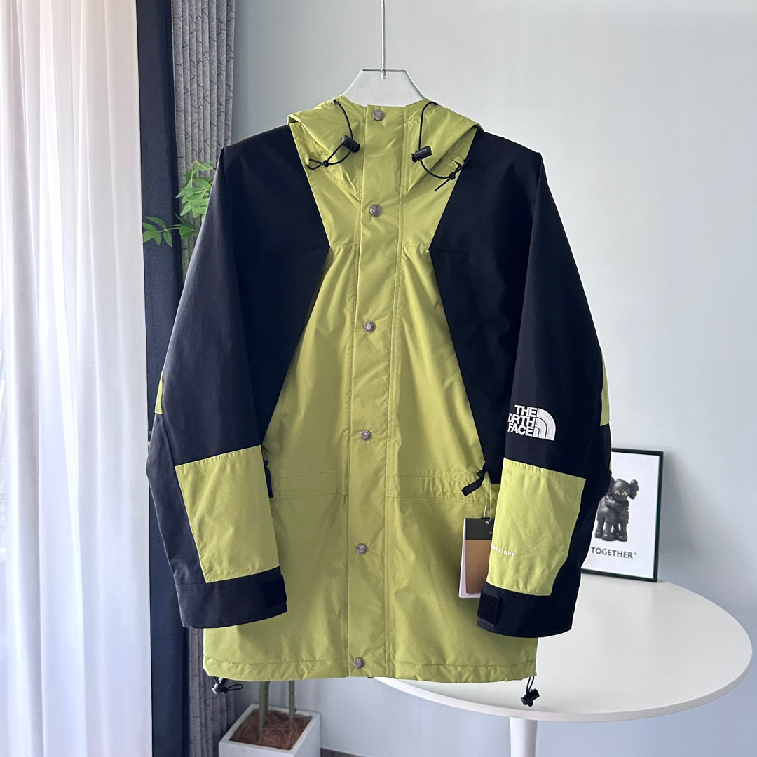 核心私聊  有量有价
The North Face｜ 21Fw 1994Retro｜ 北面连帽冲锋衣 戚薇同款  可套内胆和1996羽绒服 顶级版本

颜色：锡灰白、紫色、黄绿色、裸粉色、黑色、浅紫色
尺码：XS、S、M、L、XL、XXL

-榻榻米刺绣工艺，非市面工整笔直刺绣
-INVINCIBLE联名，1994版型
以防水面料+丝质塔夫绸抓绒内衬打造，每件冲锋衣都要耗费宽2M*长4M的防撕裂纤维面料，带有防水涂层，可将水分阻截在面料表层做到持久防水，透气性能佳，在保证舒适性同时又经久耐穿，印花为整版直接上机，
激光定位裁剪，面料上损耗极高，一版布只取一个一帽子或一个肩部，里外三片门襟也要一整版布才裁剪，其他全浪费掉，成本很高，但绝不偷工减料，正面门襟+里外三层全部为对位裁片，衣袖也是定位裁片，衣帽也是整幅印花，
一件冲锋衣报废掉的面料量接近40%，才能做到对位结合，门禁原版双拉链设计+开模纽扣内里局部刷绒处理，适合任何户外活动，内里上部分采用薄绒布材质，保暖效果一流，下部分尼龙材质，手感丝滑，专业工厂流水制作，每道工序把控到极致，
Logo采用进口百灵达万针刺绣，进口单股纯白珠光线，针车间距与纱线粗度均与原版一致对应，定制全新辅料系列