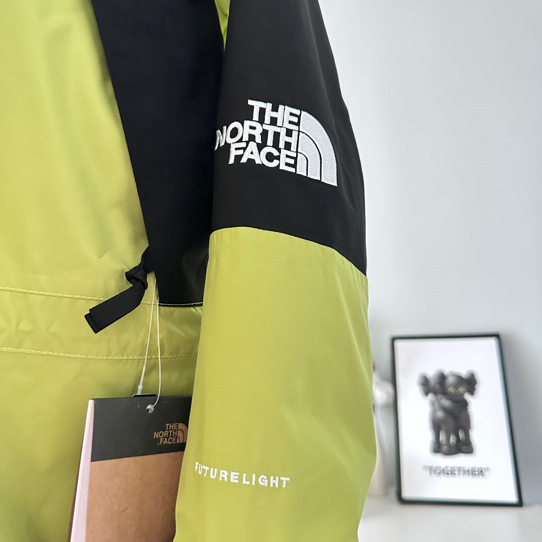 核心私聊  有量有价
The North Face｜ 21Fw 1994Retro｜ 北面连帽冲锋衣 戚薇同款  可套内胆和1996羽绒服 顶级版本

颜色：锡灰白、紫色、黄绿色、裸粉色、黑色、浅紫色
尺码：XS、S、M、L、XL、XXL

-榻榻米刺绣工艺，非市面工整笔直刺绣
-INVINCIBLE联名，1994版型
以防水面料+丝质塔夫绸抓绒内衬打造，每件冲锋衣都要耗费宽2M*长4M的防撕裂纤维面料，带有防水涂层，可将水分阻截在面料表层做到持久防水，透气性能佳，在保证舒适性同时又经久耐穿，印花为整版直接上机，
激光定位裁剪，面料上损耗极高，一版布只取一个一帽子或一个肩部，里外三片门襟也要一整版布才裁剪，其他全浪费掉，成本很高，但绝不偷工减料，正面门襟+里外三层全部为对位裁片，衣袖也是定位裁片，衣帽也是整幅印花，
一件冲锋衣报废掉的面料量接近40%，才能做到对位结合，门禁原版双拉链设计+开模纽扣内里局部刷绒处理，适合任何户外活动，内里上部分采用薄绒布材质，保暖效果一流，下部分尼龙材质，手感丝滑，专业工厂流水制作，每道工序把控到极致，
Logo采用进口百灵达万针刺绣，进口单股纯白珠光线，针车间距与纱线粗度均与原版一致对应，定制全新辅料系列